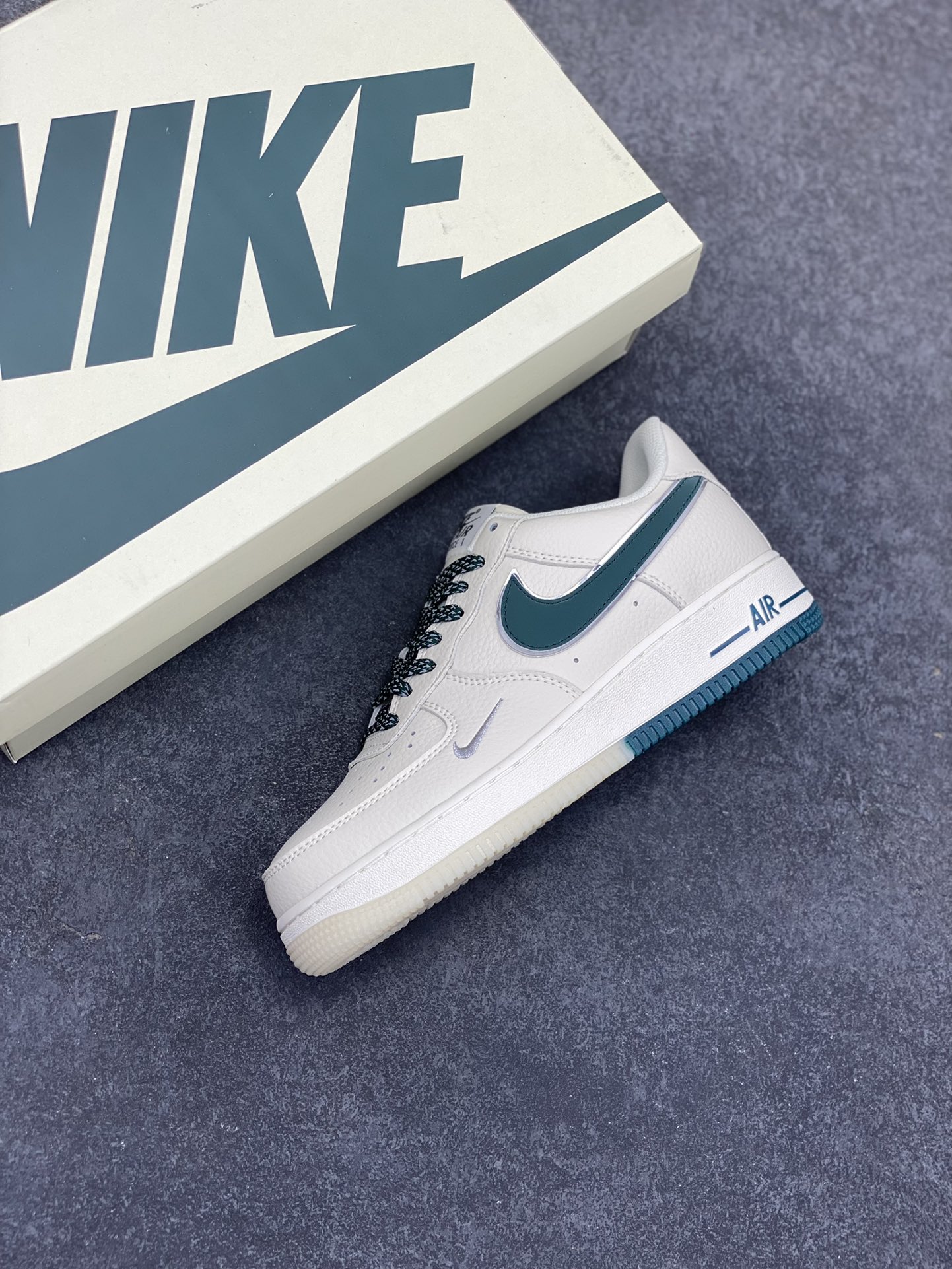 图片[7]-Nike Air Force 1 Low 米绿双色底 满天星空军一号低帮休闲板鞋 3M反光 水晶大底 定制鞋盒 原楦头原纸板 纯正空军版型 内置全掌气垫 货号：JJ0253-002 尺码：36 36.5 37.5 38 38.5 39 40 40.5 41 42 42.5 43 44 44.5 45-选品中心