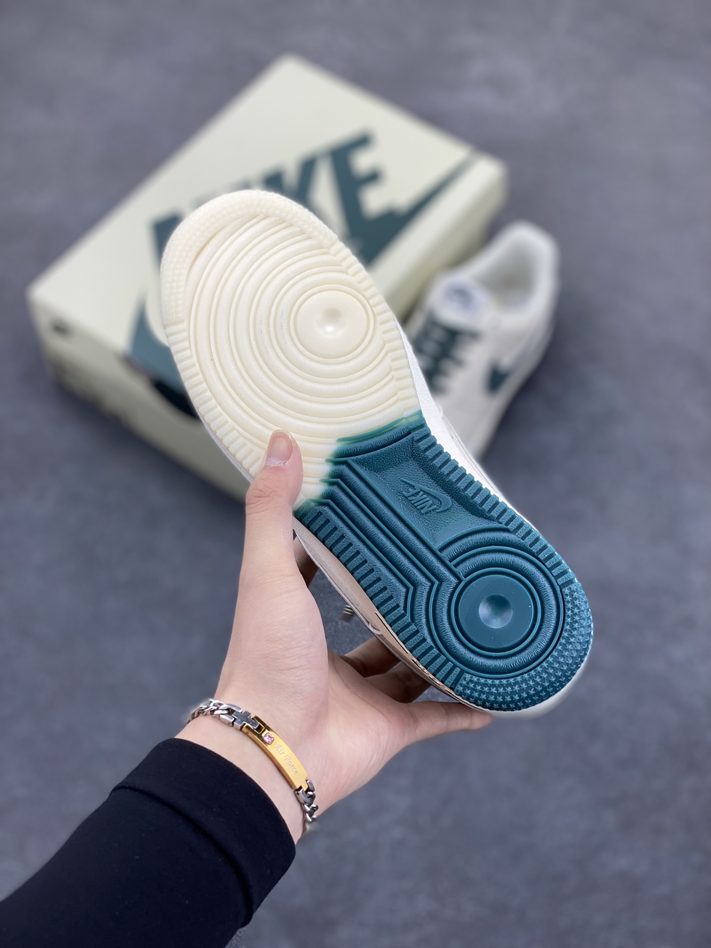 图片[5]-Nike Air Force 1 Low 米绿双色底 满天星空军一号低帮休闲板鞋 3M反光 水晶大底 定制鞋盒 原楦头原纸板 纯正空军版型 内置全掌气垫 货号：JJ0253-002 尺码：36 36.5 37.5 38 38.5 39 40 40.5 41 42 42.5 43 44 44.5 45-选品中心