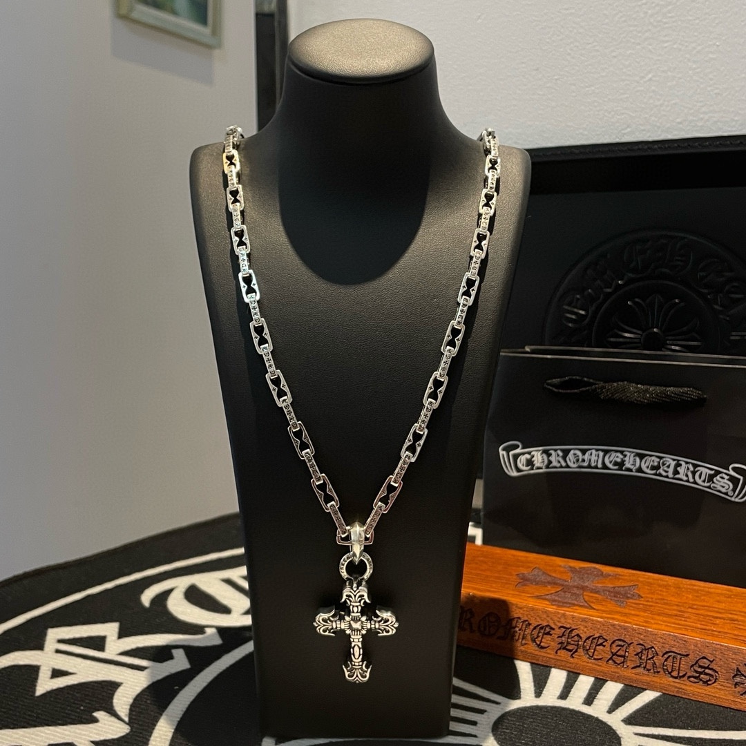NO:109013,TikTok/Kuaishou/ins/Xiaohongshu/Live Hot, New [Counter Quality] Chrome Hearts Croxin Letter Lock Necklace, Flame Cross Pendant, Different Concave and Convex and Convex Scout Flowers present unique to others Cross Scout Flowers are Croxin's ambitions, so they last longer. Genuine version of Chrome Hearts Croxin, different market light version, benchmarking quality, looking at the details of the letter printing, retro old gray oxygen level. Seiko version!  !  !  Pure handmade ~ Authentic model opening must-have fashion and fashion, both men and women can wear it, same style for couples, original official website, rock punk style silver style, retro elements, trendy and versatile!  , jewelry boutique, chrome hearts, chrome hearts, necklace19860909批 抖音/快手/ins/小红书/直播热门 ,新款【专柜品质】Chrome Hearts克罗心字母锁扣项链 ,火焰十字架吊坠,凹凸造型不同的花纹设计风格 呈现出与众不同 十字架 童军花是克罗心的志 所以更经久不衰 正品打版Chrome Hearts克罗心 区别市场普通轻版 对版对标品质 看字印细节 复古做旧灰氧程度.精工版本！！！ 纯手工打造 ～正品开模潮流时尚必备 男女均可佩戴 情侣同款 官网原版 摇滚朋克泰银风格 复古元素 潮流百搭！,饰品精品,chrome hearts,chrome hearts,necklace,Jewelry