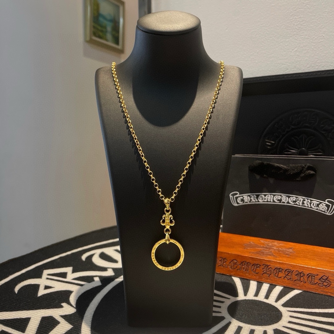 NO:109016,New [Counter Quality] Chrome Hearts Croxin Classic golden multi-element necklace Scout flower ring pendant Different pattern design styles with concave and convex shapes present uniqueness Cross Scout flower is Croxin's ambition, so it lasts for a long time Genuine version Chrome Hearts Croxin Difference to the market ordinary light version Corresponding to the quality of the version Benchmarking, looking at the details of the letter printing, retro old gray oxygen level. Seiko version!  !  !  Pure handmade ~ Authentic model opening must-have fashion and fashion, both men and women can wear it, same style for couples, original official website, rock punk style silver style, retro elements, trendy and versatile!  , jewelry boutique, chrome hearts, chrome hearts, necklace, gold19860909新款【专柜品质】Chrome Hearts克罗心 经典黄金色多元素项链 童军花圆环吊坠 凹凸造型不同的花纹设计风格 呈现出与众不同 十字架 童军花是克罗心的志 所以更经久不衰 正品打版Chrome Hearts克罗心 区别市场普通轻版 对版对标品质 看字印细节 复古做旧灰氧程度.精工版本！！！ 纯手工打造 ～正品开模潮流时尚必备 男女均可佩戴 情侣同款 官网原版 摇滚朋克泰银风格 复古元素 潮流百搭！,饰品精品,chrome hearts,chrome hearts,necklace,gold,Jewelry