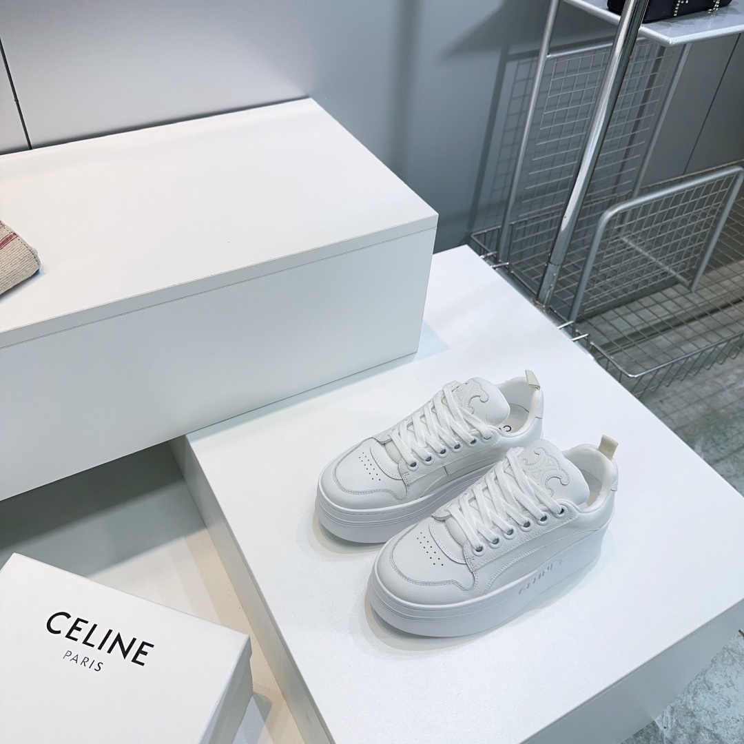 NO:260260,CELINE 2025 spring and summer new product show main promotion of the sponge cake thick-soled Arc de Triomphe logo tied casual shoes white shoes simple and comfortable, clean and neat, height-enhancing and thin legs. Whether worn alone or with wide-leg pants, high street and retro, we will make CE girls together. The upper is imported cowhide, inner foot pad breathable mesh cloth, original molded rubber sole, the sole is about 6.5cm thick, Size: 35-40 (40 custom made, no return and exchange) with original packaging, casual shoes/sports shoes, celine, celine, sneakers, cowhide19860909CELINE赛琳2025春夏新品秀场主推款松糕厚底凯旋门徽标系带休闲鞋小白鞋 简单舒服,干净利落,增高显腿细,无论是单穿还是搭配阔腿裤,高街又复古一起来做CE女孩 鞋面采用进口头层牛皮 内里垫脚透气网布 原版开模橡胶大底 底厚约6.5cm 码数:35-40（40订做不退换） 配原版包装,休闲鞋/运动鞋,celine,celine,sneakers,cowhide,Women's Shoes