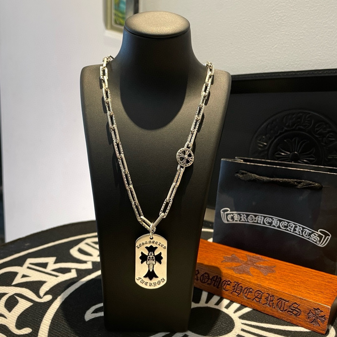 NO:109034,TikTok/Kuaishou/ins/Xiaohongshu/Live Hot, New [Counter Quality] Chrome Hearts Croxin Lock Letter Necklace, Square Cross Pendant, Concave and Convex and Convex Scout Flowers present unique to others Cross Scout Flowers are Croxin's ambitions, so they last longer. Genuine version of Chrome Hearts Croxin, different market light version, benchmarking quality, looking at the details of the letter printing, retro old gray oxygen level. Seiko version!  !  !  Pure handmade ~ Authentic model opening must-have fashion and fashion, both men and women can wear it, same style for couples, original official website, rock punk style silver style, retro elements, trendy and versatile!  , jewelry boutique, chrome hearts, chrome hearts, necklace19860909批 抖音/快手/ins/小红书/直播热门,新款【专柜品质】Chrome Hearts克罗心锁扣字母项链 ,方牌十字架吊坠,凹凸造型不同的花纹设计风格 呈现出与众不同 十字架 童军花是克罗心的志 所以更经久不衰 正品打版Chrome Hearts克罗心 区别市场普通轻版 对版对标品质 看字印细节 复古做旧灰氧程度.精工版本！！！ 纯手工打造 ～正品开模潮流时尚必备 男女均可佩戴 情侣同款 官网原版 摇滚朋克泰银风格 复古元素 潮流百搭！,饰品精品,chrome hearts,chrome hearts,necklace,Jewelry