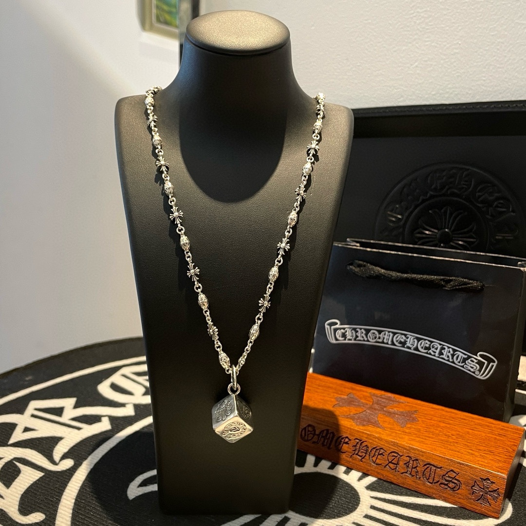 NO:109011,TikTok/Kuaishou/ins/Xiaohongshu/Live Hot, New [Counter Quality] Chrome Hearts Cross Flower Ball Necklace, Dice Pendant, Concave and Convex and Convex Scout Flowers are Croxin's ambition, so they last forever. Genuine version of Chrome Hearts Croxin, different light version of the market, benchmarking quality, looking at the details of the letter printing, retro old gray oxygen level. Seiko version!  !  !  Pure handmade ~ Authentic model opening must-have fashion and fashion, both men and women can wear it, same style for couples, original official website, rock punk style silver style, retro elements, trendy and versatile!  , jewelry boutique, chrome hearts, chrome hearts, necklace19860909批 抖音/快手/ins/小红书/直播热门,新款【专柜品质】Chrome Hearts克罗心十字花球项链 ,骰子吊坠,凹凸造型不同的花纹设计风格 呈现出与众不同 十字架 童军花是克罗心的志 所以更经久不衰 正品打版Chrome Hearts克罗心 区别市场普通轻版 对版对标品质 看字印细节 复古做旧灰氧程度.精工版本！！！ 纯手工打造 ～正品开模潮流时尚必备 男女均可佩戴 情侣同款 官网原版 摇滚朋克泰银风格 复古元素 潮流百搭！,饰品精品,chrome hearts,chrome hearts,necklace,Jewelry