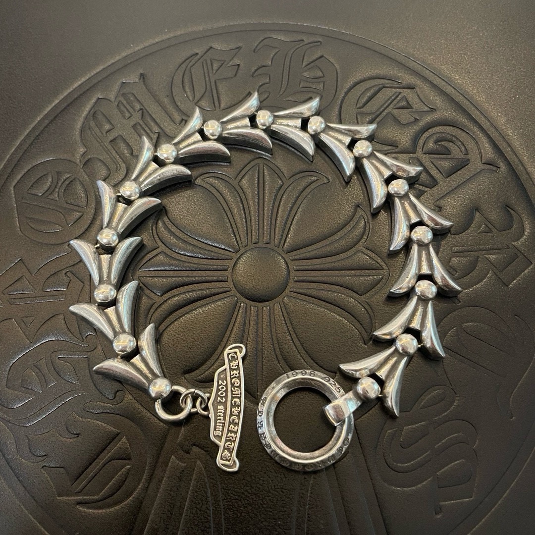 NO:109015,New [Counter Quality] Chrome Hearts Croxin Classic retro keel bracelet with different concave and convex shapes and different pattern design styles present unique Cross Scout flowers are Croxin's ambitions, so they last longer. Genuine version of Chrome Hearts Croxin Difference on the market ordinary light version, match the quality of the version, look at the details of the letter printing, the degree of retro old gray oxygen. Seiko version!  !  !  Pure handmade ~ Authentic model opening must-have fashion and fashion, both men and women can wear it, same style for couples, original official website, rock punk style silver style, retro elements, trendy and versatile!  , jewelry boutique, chrome hearts, chrome hearts, bracelet19860909新款【专柜品质】Chrome Hearts克罗心 经典复古龙骨手链 凹凸造型不同的花纹设计风格 呈现出与众不同 十字架 童军花是克罗心的志 所以更经久不衰 正品打版Chrome Hearts克罗心 区别市场普通轻版 对版对标品质 看字印细节 复古做旧灰氧程度.精工版本！！！ 纯手工打造 ～正品开模潮流时尚必备 男女均可佩戴 情侣同款 官网原版 摇滚朋克泰银风格 复古元素 潮流百搭！,饰品精品,chrome hearts,chrome hearts,bracelet,Jewelry