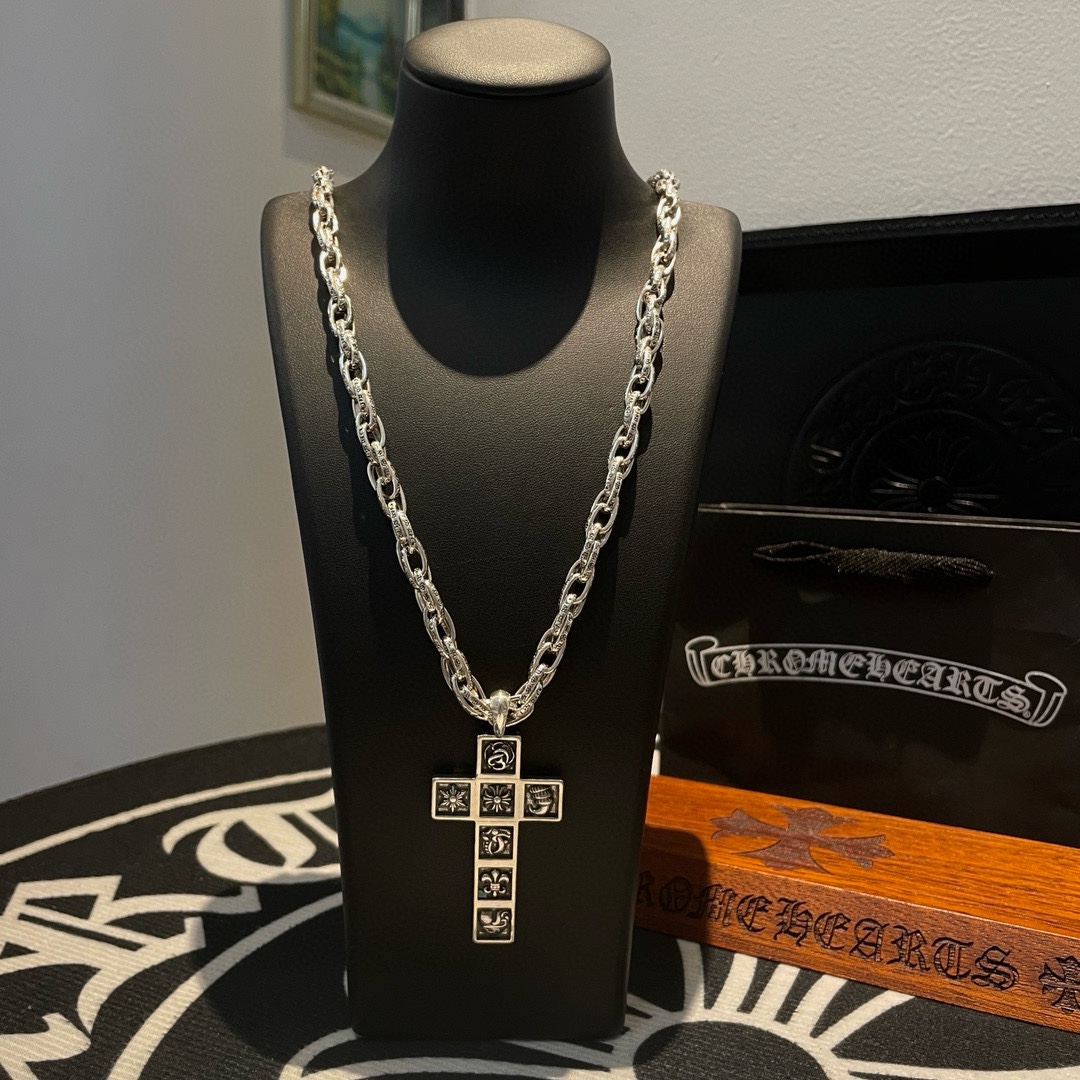 NO:109017,TikTok/Kuaishou/ins/Xiaohongshu/Live Hot, New [Counter Quality] Chrome Hearts Croxin ring buckle letter necklace, multi-element cross pendant, different pattern design styles with concave and concave shapes present uniqueness Cross Scout flowers are Croxin's ambitions, so they last longer. Genuine version Chrome Hearts Croxin, differentiate the market ordinary light version, benchmark the quality of the version, look at the details of the letter printing, retro old gray oxygen level. Seiko version!  !  !  Pure handmade ~ Authentic model opening must-have fashion and fashion, both men and women can wear it, same style for couples, original official website, rock punk style silver style, retro elements, trendy and versatile!  , jewelry boutique, chrome hearts, chrome hearts, necklace19860909批 抖音/快手/ins/小红书/直播热门 ,新款【专柜品质】Chrome Hearts克罗心环扣字母项链 ,多元素十字架吊坠,凹凸造型不同的花纹设计风格 呈现出与众不同 十字架 童军花是克罗心的志 所以更经久不衰 正品打版Chrome Hearts克罗心 区别市场普通轻版 对版对标品质 看字印细节 复古做旧灰氧程度.精工版本！！！ 纯手工打造 ～正品开模潮流时尚必备 男女均可佩戴 情侣同款 官网原版 摇滚朋克泰银风格 复古元素 潮流百搭！,饰品精品,chrome hearts,chrome hearts,necklace,Jewelry