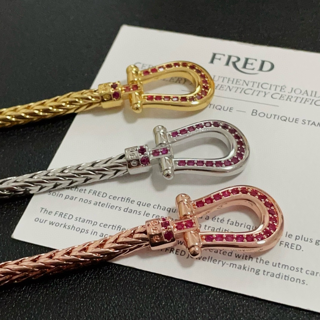 NO:112232,The popular Feredman Diamond Horseshoe Buckling Bracelet, classic and versatile, Internet celebrity expert, fashion must-have items for fashion, 11 pairs of customized versions, thickened electroplating 18k technology, very versatile!  !  Silver Gold Gold, jewelry boutique, bracelet, gold19860909批 火爆 费雷德满钻马蹄扣手镯,经典百搭,网红达人 时尚一族备必单品时尚精致,11对版定制,加厚电镀18k工艺,上手效果非常百搭！！银色 金色 黄金色,饰品精品,bracelet,gold,Jewelry