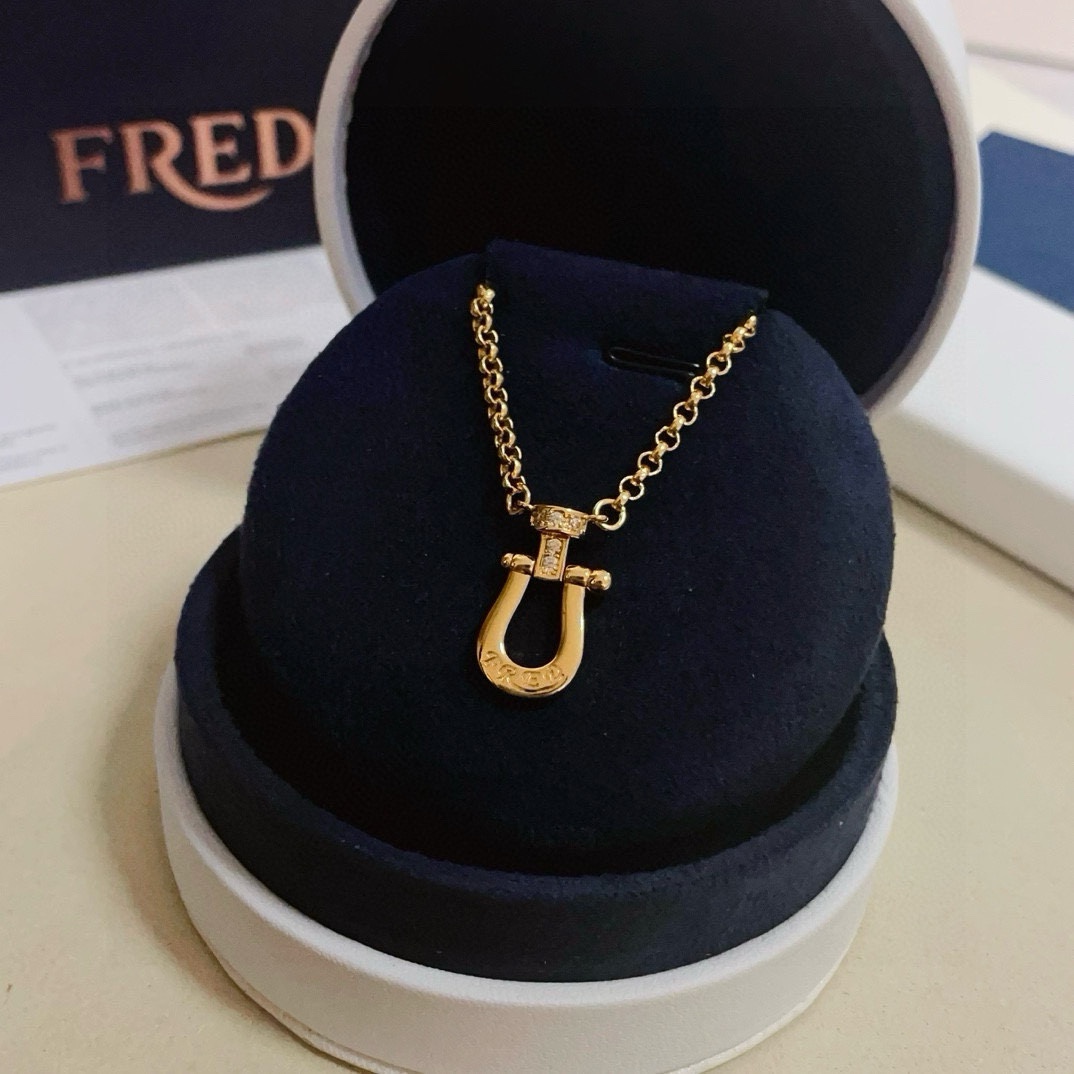 NO:109023,Feredman's drill horseshoe buckle necklace, high-end customization, counter material, thickened electroplating technology, logo, very iconic, simple and elegant, and can be easily controlled in daily wear or special occasions., jewelry quality, necklace19860909费雷德满钻马蹄扣项链,高端定制,专柜材质,加厚电镀工艺,带logo,非常有标志性,简洁大方,不管是日常穿搭还是特别场合都能轻松驾驭.,饰品精品,necklace,Jewelry