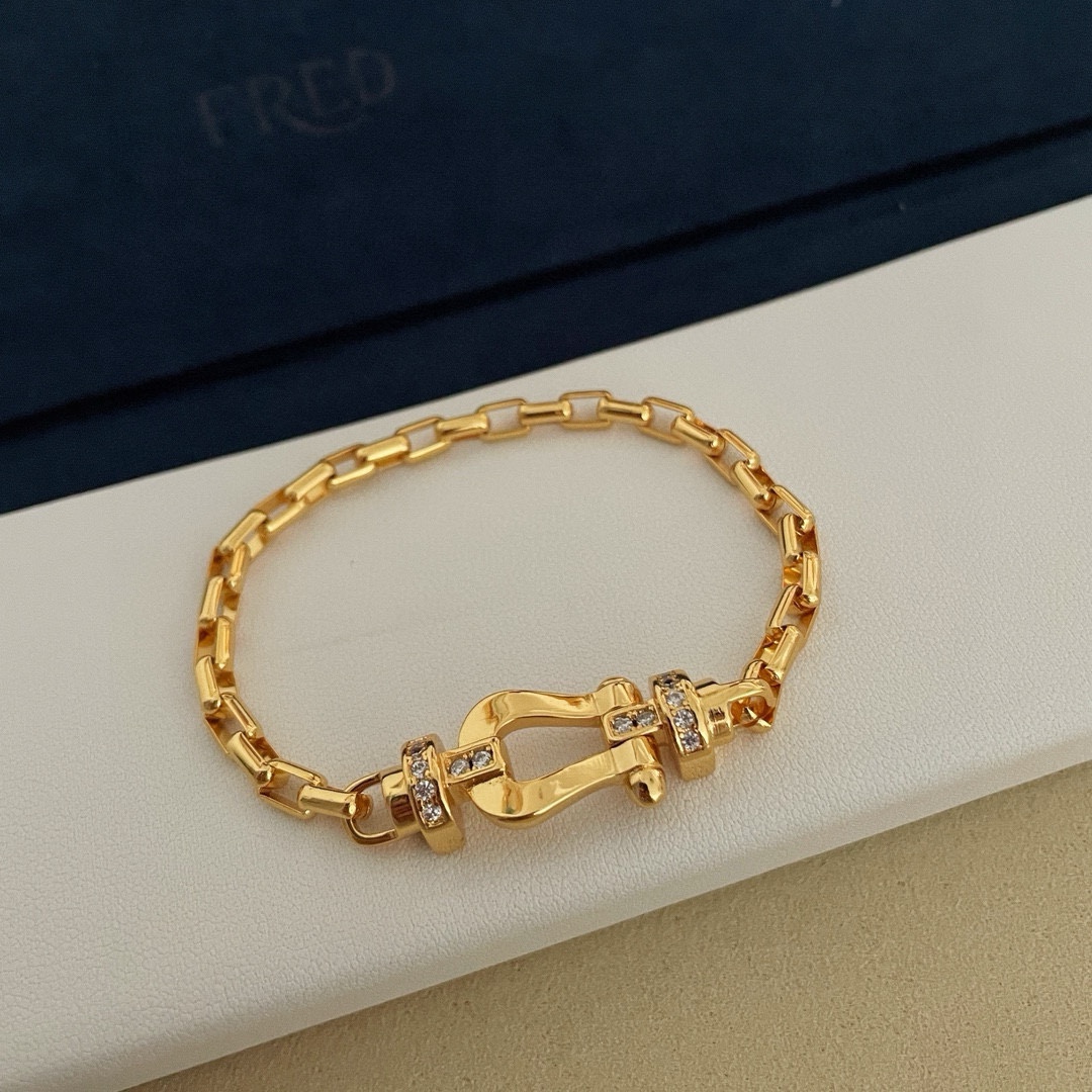 NO:109026,FOrce 10 Ferreid Half Diamond Horseshoe Buckle Bracelet, Seiko Micro Inlay, High-end Customization, Counter Material, Thickened Electroplating Technology, Logo, with a High-end Sense, symbolizing independence and freedom, suitable for all occasions, super versatile, rose gold, gold, silver, jewelry boutique, bracelet, gold19860909批  FOrce 10费雷德半钻马蹄扣手链,精工微镶,高端定制,专柜材质,加厚电镀工艺,带logo,自带高级感,象征着独立与自由,适合各种场合,超级百搭,玫瑰金、黄金色、银色.,饰品精品,bracelet,gold,Jewelry