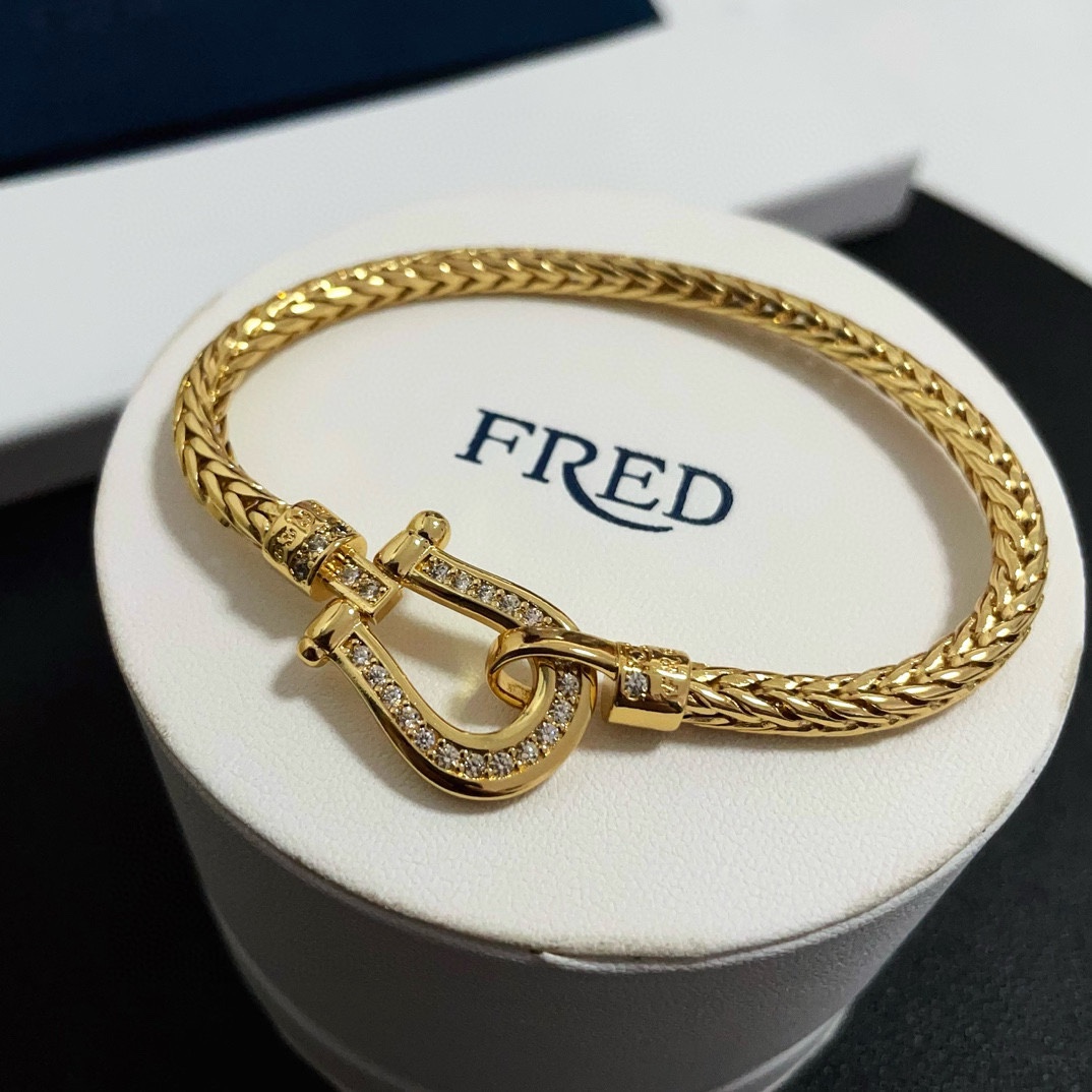 NO:111912,The popular Feredman Diamond Horseshoe Buckling Bracelet, classic and versatile, Internet celebrity expert, fashion must-have items for fashion, 11 pairs of customized versions, thickened electroplating 18k technology, very versatile!  !  Silver Gold Gold, jewelry boutique, bracelet, gold19860909批 火爆 费雷德满钻马蹄扣手镯,经典百搭,网红达人 时尚一族备必单品时尚精致,11对版定制,加厚电镀18k工艺,上手效果非常百搭！！银色 金色 黄金色,饰品精品,bracelet,gold,Jewelry