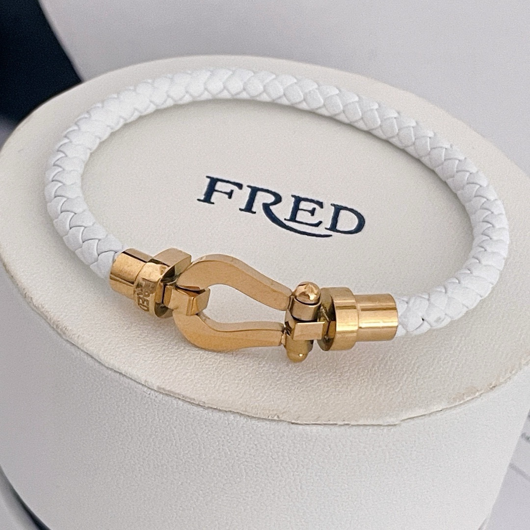 NO:111915,Batch: Popular Fered bracelet, glossy rose gold horseshoe buckle bracelet, classic and versatile, internet celebrity expert, fashion and exquisite, 11 pairs of customization, thickened electroplating 18k craftsmanship, trendy and cool couple bracelet~The effect is very versatile!  !  , jewelry boutique, bracelet, bracelet19860909批 火爆 费雷德手绳,光面玫瑰金马蹄扣手镯手链,经典百搭,网红达人 时尚一族备必单品时尚精致,11对版定制,加厚电镀18k工艺,又潮又酷的情侣款手绳～上手效果非常百搭！！,饰品精品,bracelet,bracelet,Jewelry