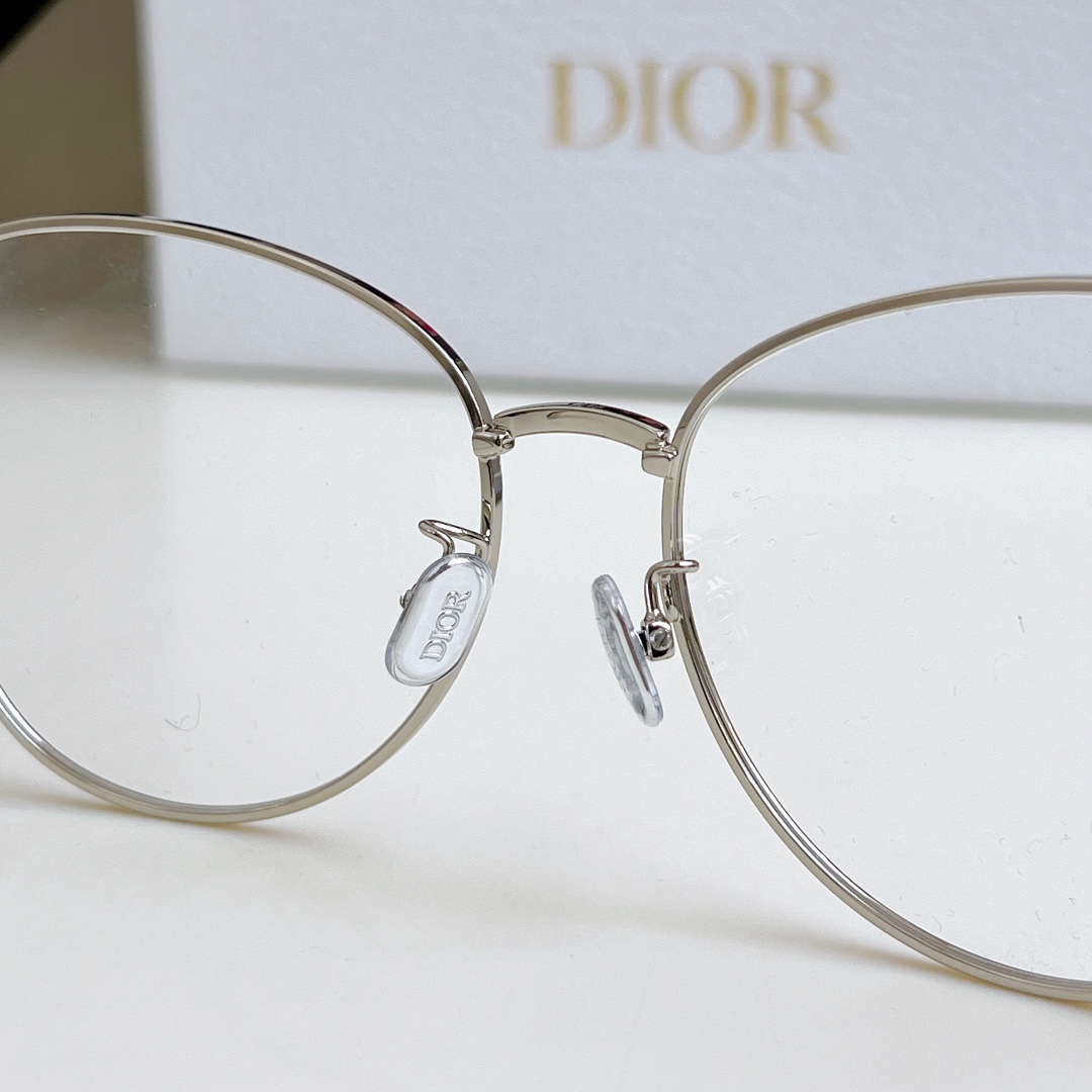  高品质原版鼻托 媲美zP
Dior迪奥眼镜金属藤格纹蝶形 
DIORCANNAGEO B1F
SIZE