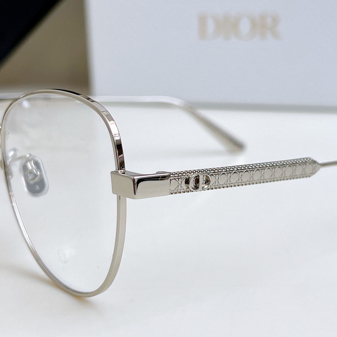  高品质原版鼻托 媲美zP
Dior迪奥眼镜金属藤格纹蝶形 
DIORCANNAGEO B1F
SIZE