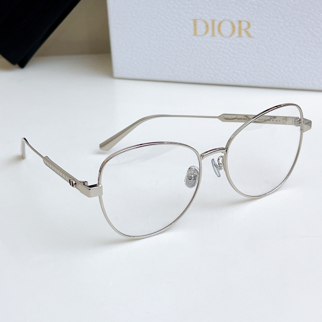  高品质原版鼻托 媲美zP
Dior迪奥眼镜金属藤格纹蝶形 
DIORCANNAGEO B1F
SIZE