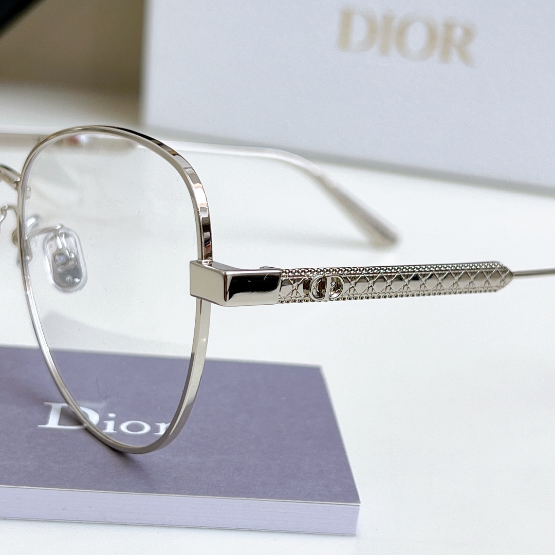  高品质原版鼻托 媲美zP
Dior迪奥眼镜金属藤格纹蝶形 
DIORCANNAGEO B1F
SIZE