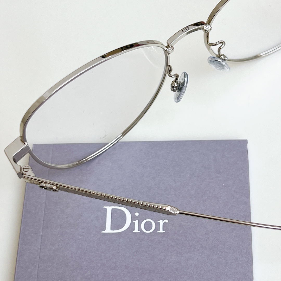  高品质原版鼻托 媲美zP
Dior迪奥眼镜金属藤格纹蝶形 
DIORCANNAGEO B1F
SIZE