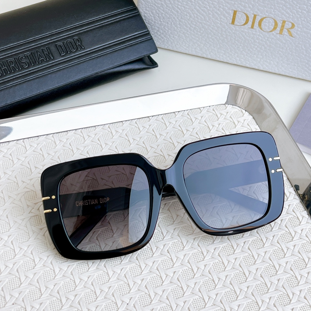  原版金属铸件非打印无手感
DiorSignature S11F
Square Sunglasses
S