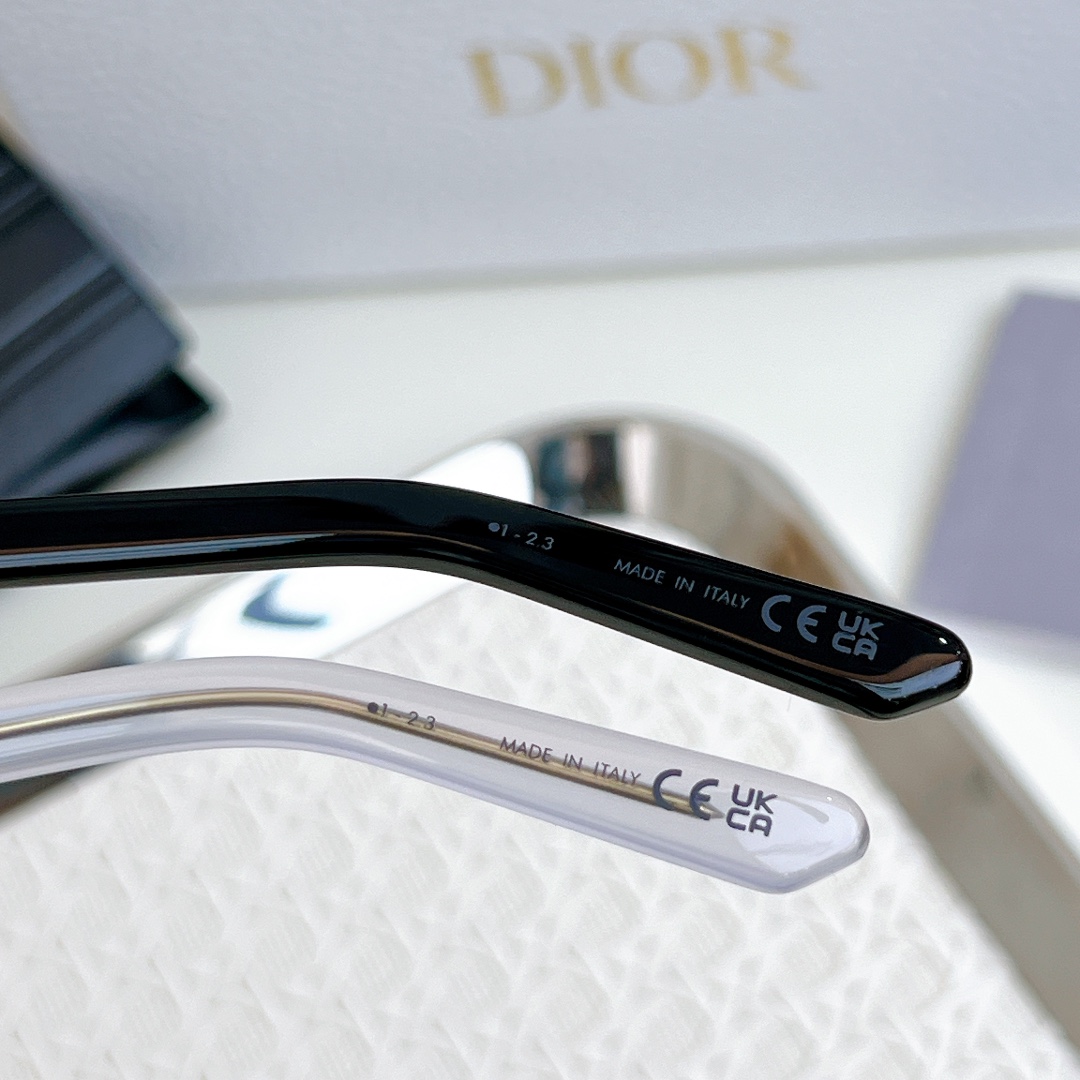  原版金属铸件非打印无手感
DiorSignature S11F
Square Sunglasses
S