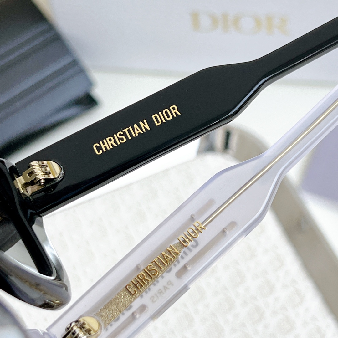  原版金属铸件非打印无手感
DiorSignature S11F
Square Sunglasses
S