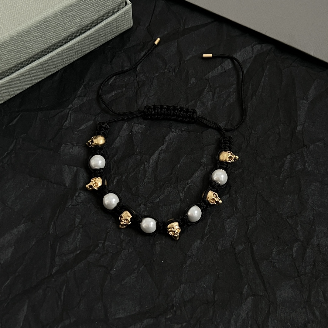 New Alexander McQueen Bracelet: Revolting Punk Meets Beauty in Custom Design - 图片 3