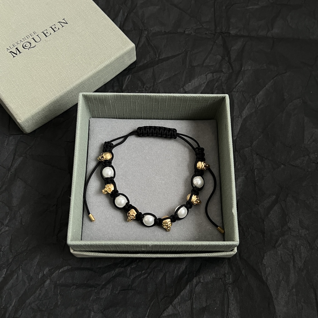 New Alexander McQueen Bracelet: Revolting Punk Meets Beauty in Custom Design - 图片 2
