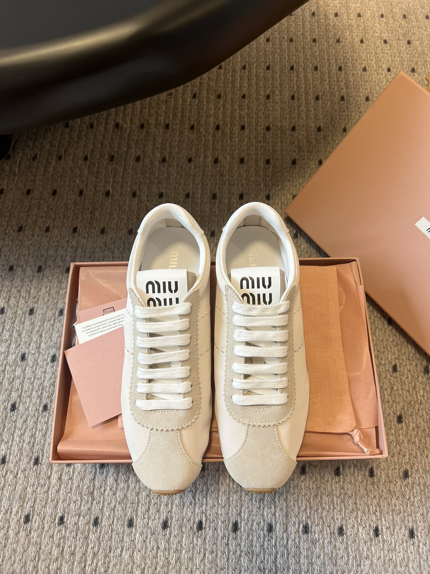 NO:418606,Top version MiuMiu 25ss German training shoes and sneakers. They are not tired and look good and fashionable. This year's Miu has started cheating. Everyone is very beautiful!  The main models of white shoes are retro and fashionable, simple and high-end, and they are easy to match. They are very comfortable to wear and must-have for the year!  Upper original cloth Pinyang Jing Neli sheepskin original outsole 35-39 (customized for 40.41), casual shoes/sports shoes, miumiu, sneakers, sheepskin, sheep19860909顶级版本 MiuMiu 25ss 德训鞋运动鞋 暴走不累 好看又时尚 今年的Miu开了挂啦 每个都特别好看！小白鞋今年主推款 复古做旧时尚 简约高级 随意搭配 上脚非常舒适,年度必入款！ 鞋面原版布面拼羊京 内里羊皮里 原版大底 35-39（40.41定制）,休闲鞋/运动鞋,miumiu,sneakers,sheepskin,sheep,Women's Shoes