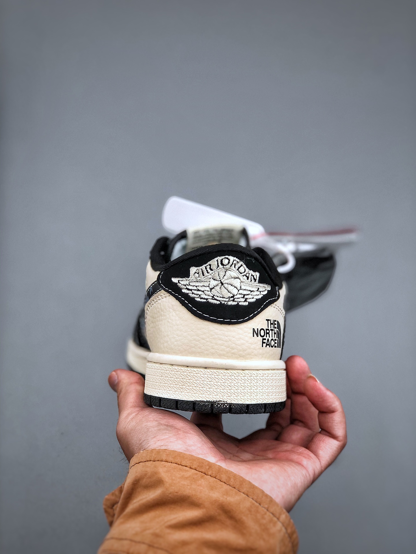 💰340纯原版本
Travis Scott x Fragment Design x Air Jordan 1 Low OG SP AJ1 乔1 北面联名 米黑涂鸦勾 低帮文化休闲板鞋 XS2024-021 #多方联名合作融合了Travis Scott 独特的音乐风格,藤原浩个性的设计风格以及Jordan品牌的经典元素 使其成为一双具有独特身份和价值的鞋子 清新而立体的外观加上联名标识更突出了其独特身份 这种配色方案显示出活力和时尚感 在视觉上引人注目 鞋身的质感和细腻的细节处理使其显得高端而格调十足 这款“倒钩”联名是设计与创意完美结合 融合多方的个性风格是一款备受瞩目的潮流鞋款尺码:36 36.5 37.5 38 38.5 39 40 40.5 41 42 42.5 43 44 44.5 45
