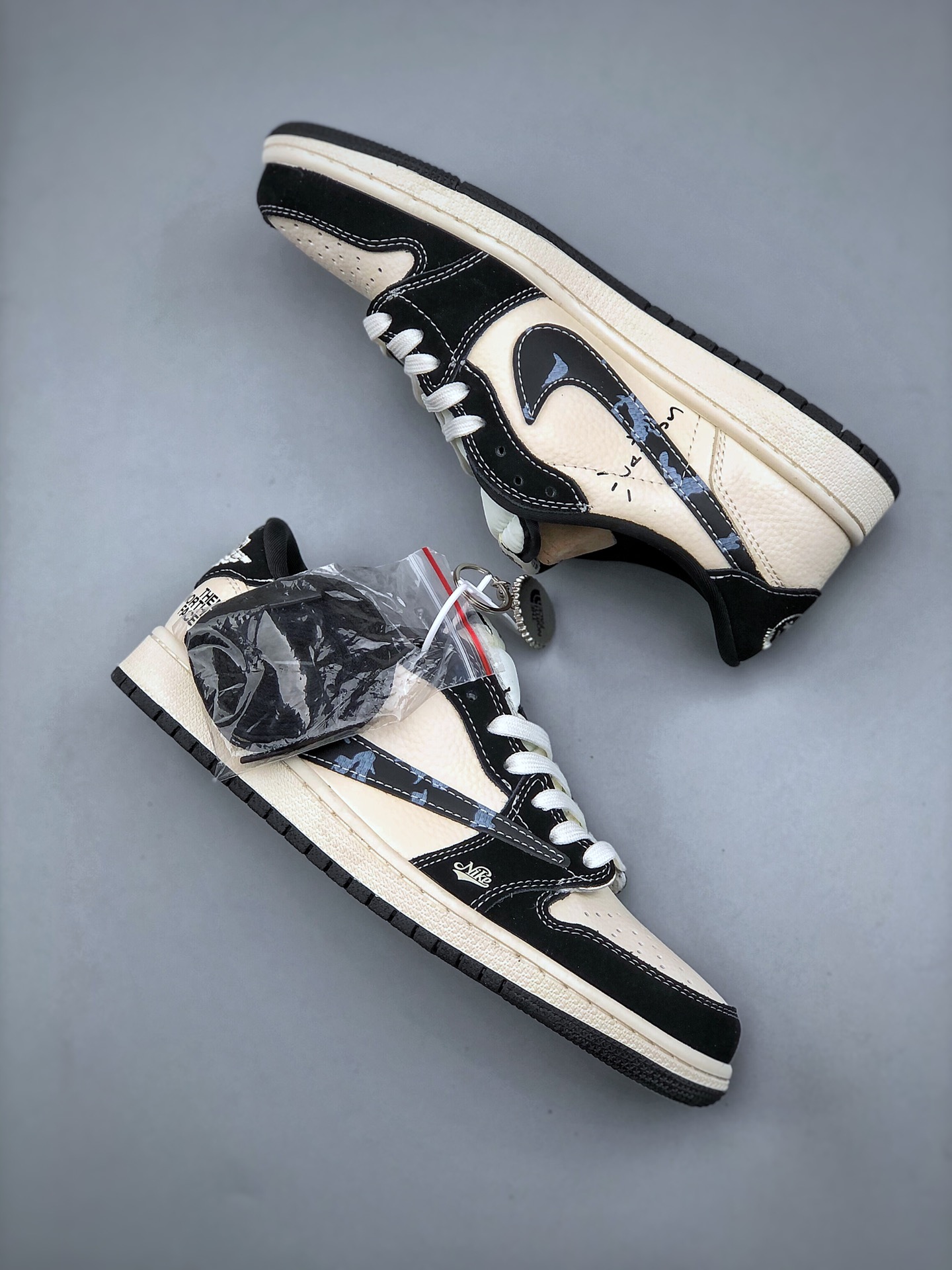 💰340纯原版本
Travis Scott x Fragment Design x Air Jordan 1 Low OG SP AJ1 乔1 北面联名 米黑涂鸦勾 低帮文化休闲板鞋 XS2024-021 #多方联名合作融合了Travis Scott 独特的音乐风格,藤原浩个性的设计风格以及Jordan品牌的经典元素 使其成为一双具有独特身份和价值的鞋子 清新而立体的外观加上联名标识更突出了其独特身份 这种配色方案显示出活力和时尚感 在视觉上引人注目 鞋身的质感和细腻的细节处理使其显得高端而格调十足 这款“倒钩”联名是设计与创意完美结合 融合多方的个性风格是一款备受瞩目的潮流鞋款尺码:36 36.5 37.5 38 38.5 39 40 40.5 41 42 42.5 43 44 44.5 45