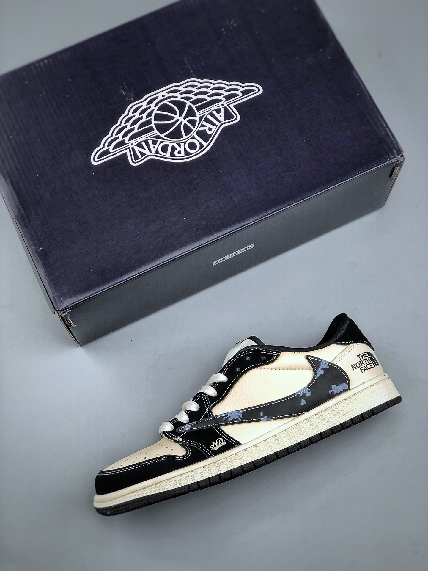 💰340纯原版本
Travis Scott x Fragment Design x Air Jordan 1 Low OG SP AJ1 乔1 北面联名 米黑涂鸦勾 低帮文化休闲板鞋 XS2024-021 #多方联名合作融合了Travis Scott 独特的音乐风格,藤原浩个性的设计风格以及Jordan品牌的经典元素 使其成为一双具有独特身份和价值的鞋子 清新而立体的外观加上联名标识更突出了其独特身份 这种配色方案显示出活力和时尚感 在视觉上引人注目 鞋身的质感和细腻的细节处理使其显得高端而格调十足 这款“倒钩”联名是设计与创意完美结合 融合多方的个性风格是一款备受瞩目的潮流鞋款尺码:36 36.5 37.5 38 38.5 39 40 40.5 41 42 42.5 43 44 44.5 45