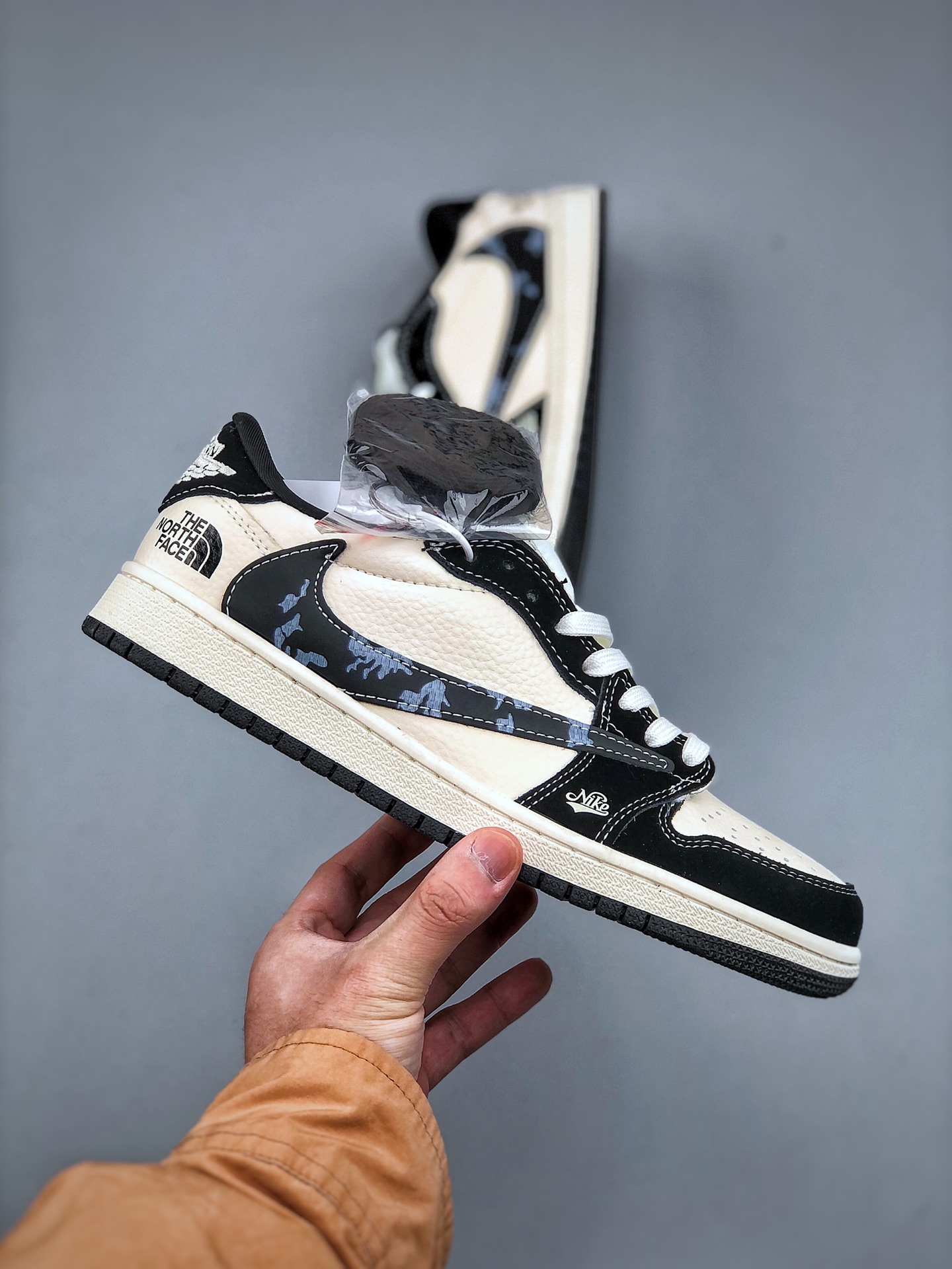 💰340纯原版本
Travis Scott x Fragment Design x Air Jordan 1 Low OG SP AJ1 乔1 北面联名 米黑涂鸦勾 低帮文化休闲板鞋 XS2024-021 #多方联名合作融合了Travis Scott 独特的音乐风格,藤原浩个性的设计风格以及Jordan品牌的经典元素 使其成为一双具有独特身份和价值的鞋子 清新而立体的外观加上联名标识更突出了其独特身份 这种配色方案显示出活力和时尚感 在视觉上引人注目 鞋身的质感和细腻的细节处理使其显得高端而格调十足 这款“倒钩”联名是设计与创意完美结合 融合多方的个性风格是一款备受瞩目的潮流鞋款尺码:36 36.5 37.5 38 38.5 39 40 40.5 41 42 42.5 43 44 44.5 45