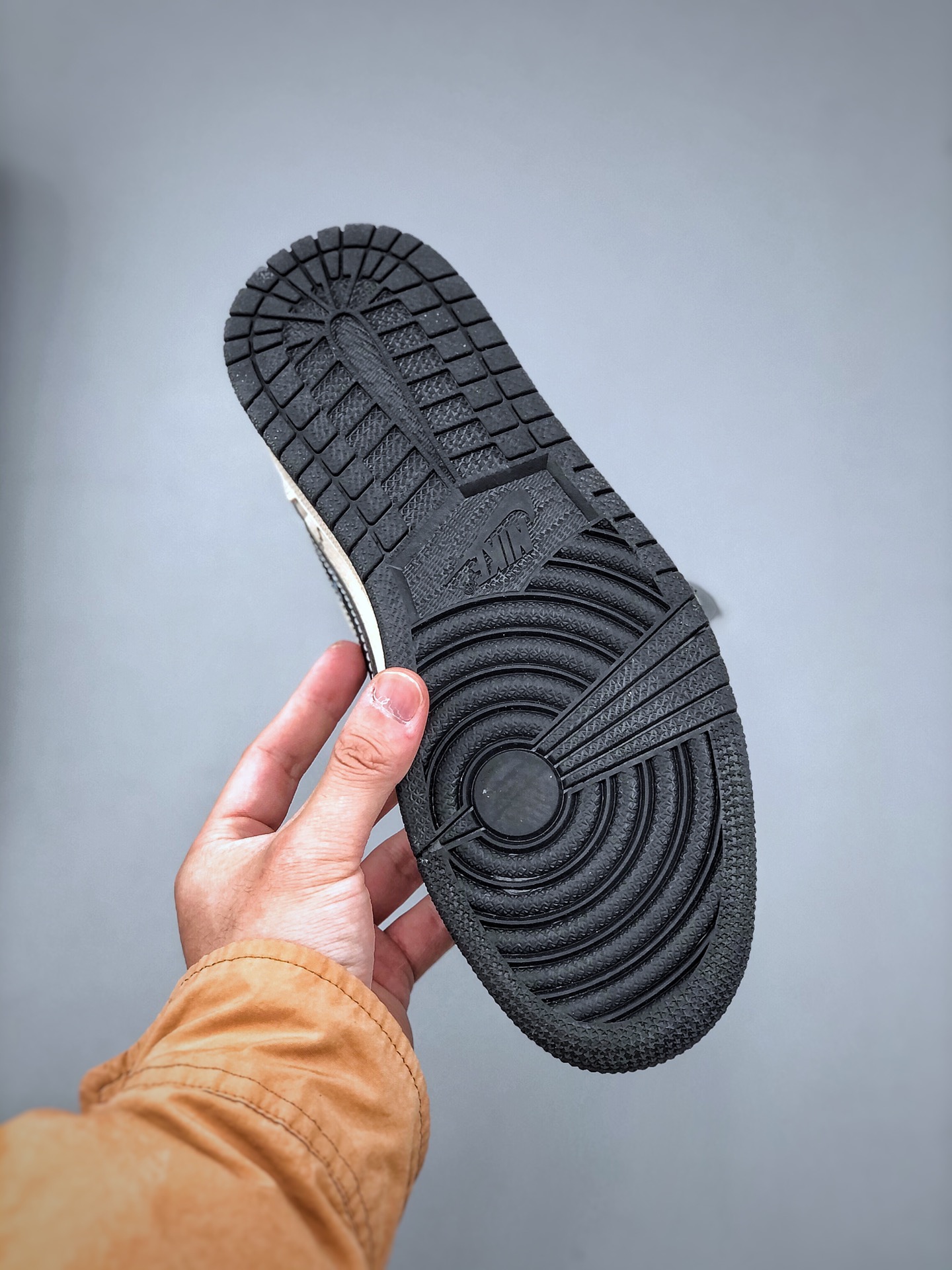 💰340纯原版本
Travis Scott x Fragment Design x Air Jordan 1 Low OG SP AJ1 乔1 北面联名 米黑涂鸦勾 低帮文化休闲板鞋 XS2024-021 #多方联名合作融合了Travis Scott 独特的音乐风格,藤原浩个性的设计风格以及Jordan品牌的经典元素 使其成为一双具有独特身份和价值的鞋子 清新而立体的外观加上联名标识更突出了其独特身份 这种配色方案显示出活力和时尚感 在视觉上引人注目 鞋身的质感和细腻的细节处理使其显得高端而格调十足 这款“倒钩”联名是设计与创意完美结合 融合多方的个性风格是一款备受瞩目的潮流鞋款尺码:36 36.5 37.5 38 38.5 39 40 40.5 41 42 42.5 43 44 44.5 45