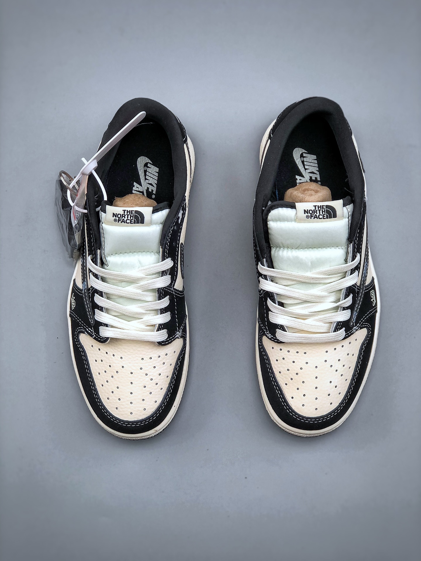 💰340纯原版本
Travis Scott x Fragment Design x Air Jordan 1 Low OG SP AJ1 乔1 北面联名 米黑涂鸦勾 低帮文化休闲板鞋 XS2024-021 #多方联名合作融合了Travis Scott 独特的音乐风格,藤原浩个性的设计风格以及Jordan品牌的经典元素 使其成为一双具有独特身份和价值的鞋子 清新而立体的外观加上联名标识更突出了其独特身份 这种配色方案显示出活力和时尚感 在视觉上引人注目 鞋身的质感和细腻的细节处理使其显得高端而格调十足 这款“倒钩”联名是设计与创意完美结合 融合多方的个性风格是一款备受瞩目的潮流鞋款尺码:36 36.5 37.5 38 38.5 39 40 40.5 41 42 42.5 43 44 44.5 45