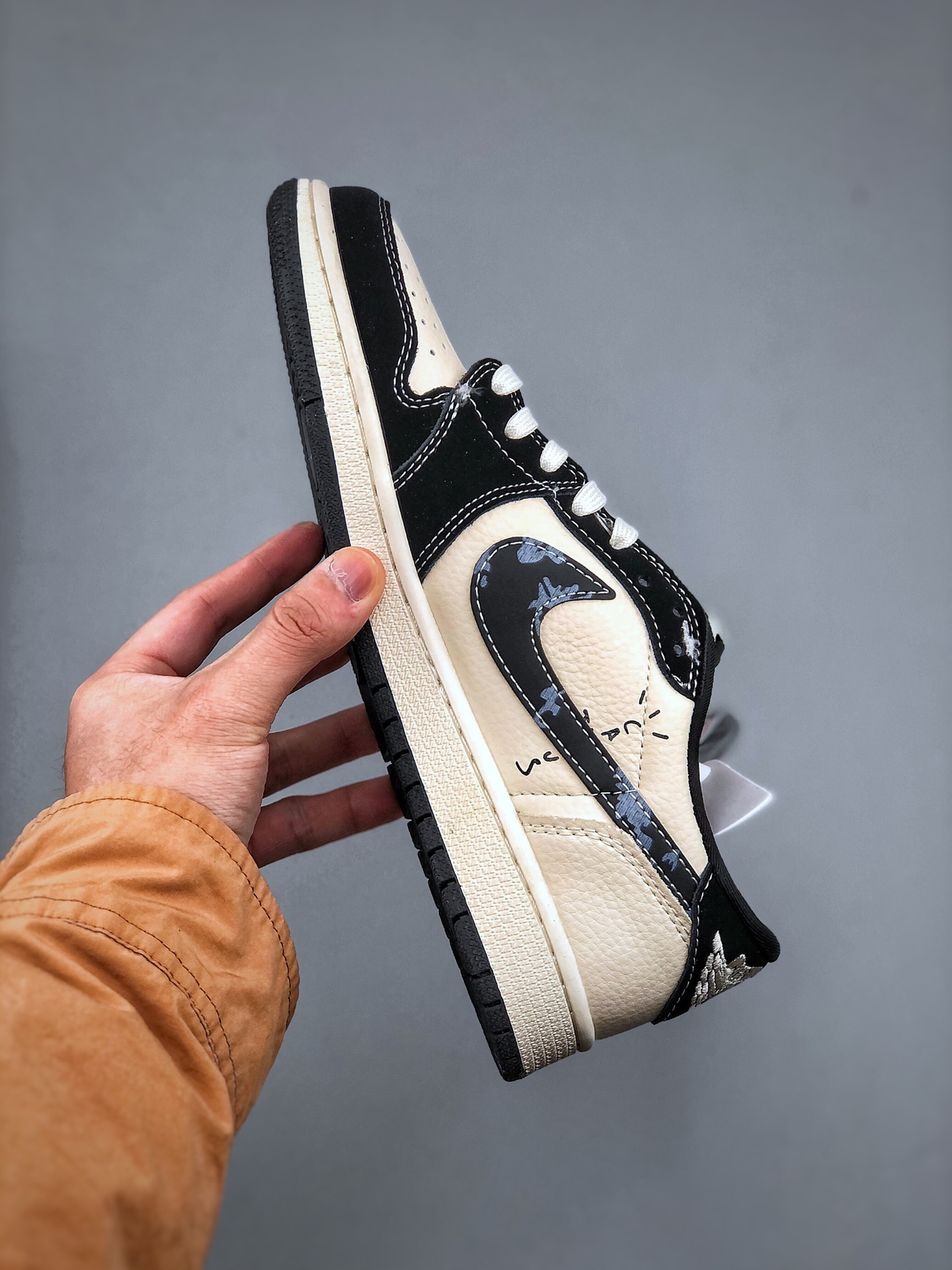 💰340纯原版本
Travis Scott x Fragment Design x Air Jordan 1 Low OG SP AJ1 乔1 北面联名 米黑涂鸦勾 低帮文化休闲板鞋 XS2024-021 #多方联名合作融合了Travis Scott 独特的音乐风格,藤原浩个性的设计风格以及Jordan品牌的经典元素 使其成为一双具有独特身份和价值的鞋子 清新而立体的外观加上联名标识更突出了其独特身份 这种配色方案显示出活力和时尚感 在视觉上引人注目 鞋身的质感和细腻的细节处理使其显得高端而格调十足 这款“倒钩”联名是设计与创意完美结合 融合多方的个性风格是一款备受瞩目的潮流鞋款尺码:36 36.5 37.5 38 38.5 39 40 40.5 41 42 42.5 43 44 44.5 45