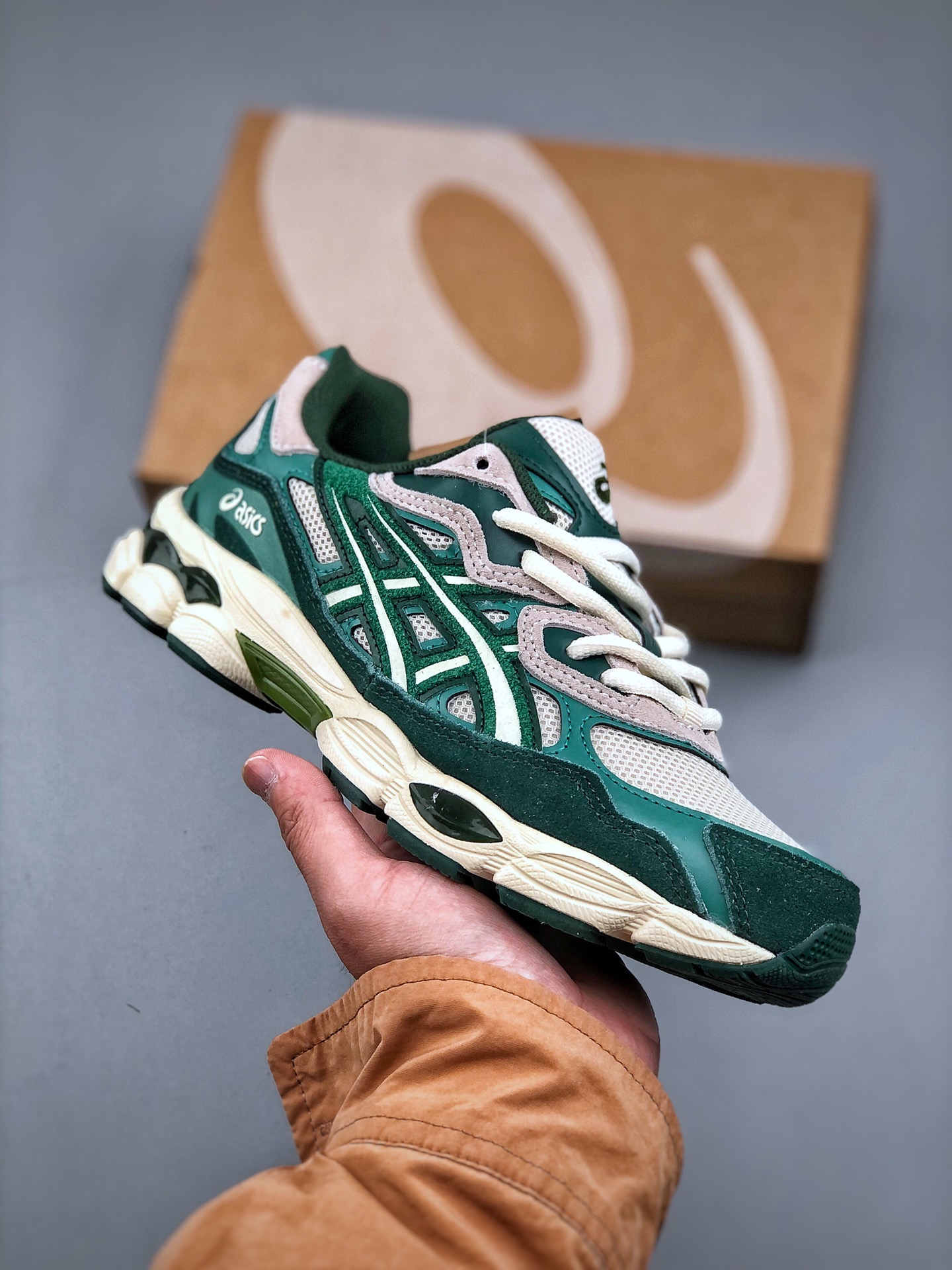 💰220

Asics Gel-NYC  亚瑟士运动休闲透气专业跑鞋 鞋面采用反绒皮与网布拼接 透气舒适兼具休闲时尚 结合简明的配色 展现品牌的传承及引领复古流行的主题 虎爪造型的LOGO 鞋身稳定包裹系统 支撑鞋身 经典宽大鞋型配备防偏移设计提升包裹性 穿着舒适鞋面透气孔设计 提供透气性货号: 1203A687-020 尺码：36 37 37.5 38 39 39.5 40 40.5 41.5 42 42.5 43.5 44 45
