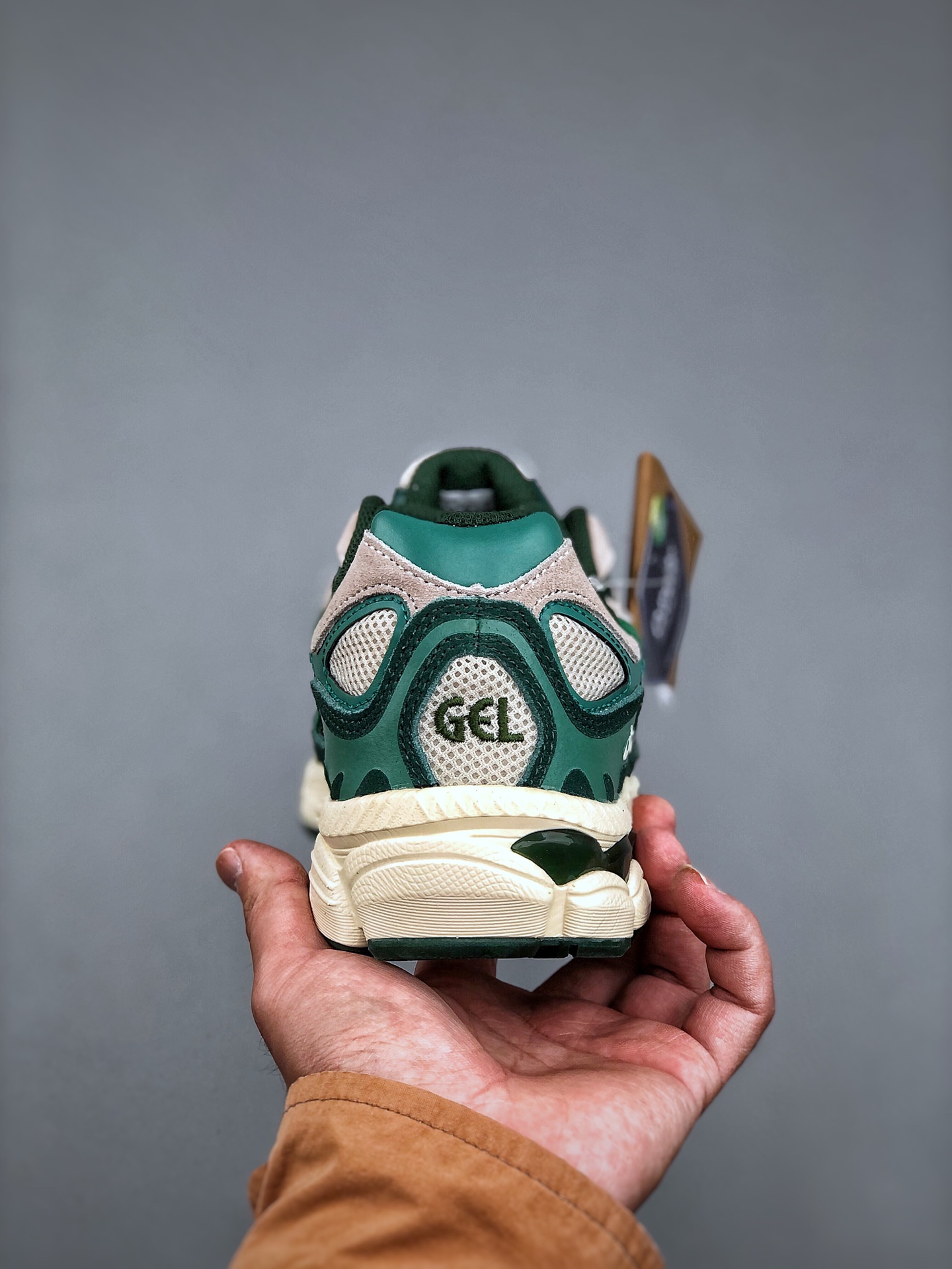 💰220

Asics Gel-NYC  亚瑟士运动休闲透气专业跑鞋 鞋面采用反绒皮与网布拼接 透气舒适兼具休闲时尚 结合简明的配色 展现品牌的传承及引领复古流行的主题 虎爪造型的LOGO 鞋身稳定包裹系统 支撑鞋身 经典宽大鞋型配备防偏移设计提升包裹性 穿着舒适鞋面透气孔设计 提供透气性货号: 1203A687-020 尺码：36 37 37.5 38 39 39.5 40 40.5 41.5 42 42.5 43.5 44 45