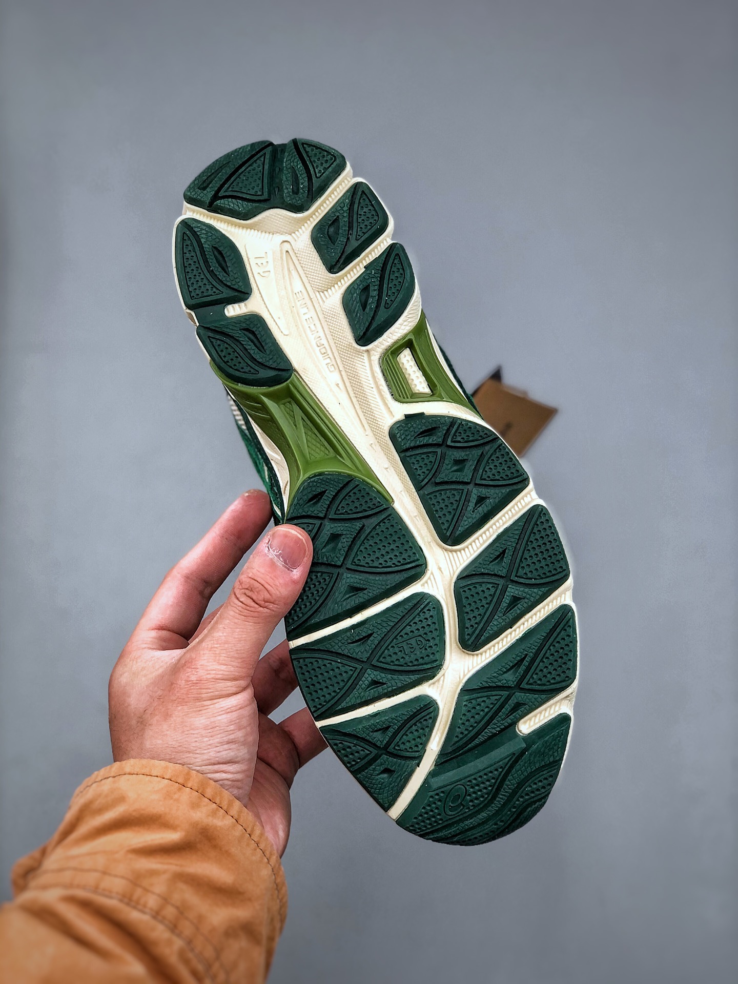 💰220

Asics Gel-NYC  亚瑟士运动休闲透气专业跑鞋 鞋面采用反绒皮与网布拼接 透气舒适兼具休闲时尚 结合简明的配色 展现品牌的传承及引领复古流行的主题 虎爪造型的LOGO 鞋身稳定包裹系统 支撑鞋身 经典宽大鞋型配备防偏移设计提升包裹性 穿着舒适鞋面透气孔设计 提供透气性货号: 1203A687-020 尺码：36 37 37.5 38 39 39.5 40 40.5 41.5 42 42.5 43.5 44 45