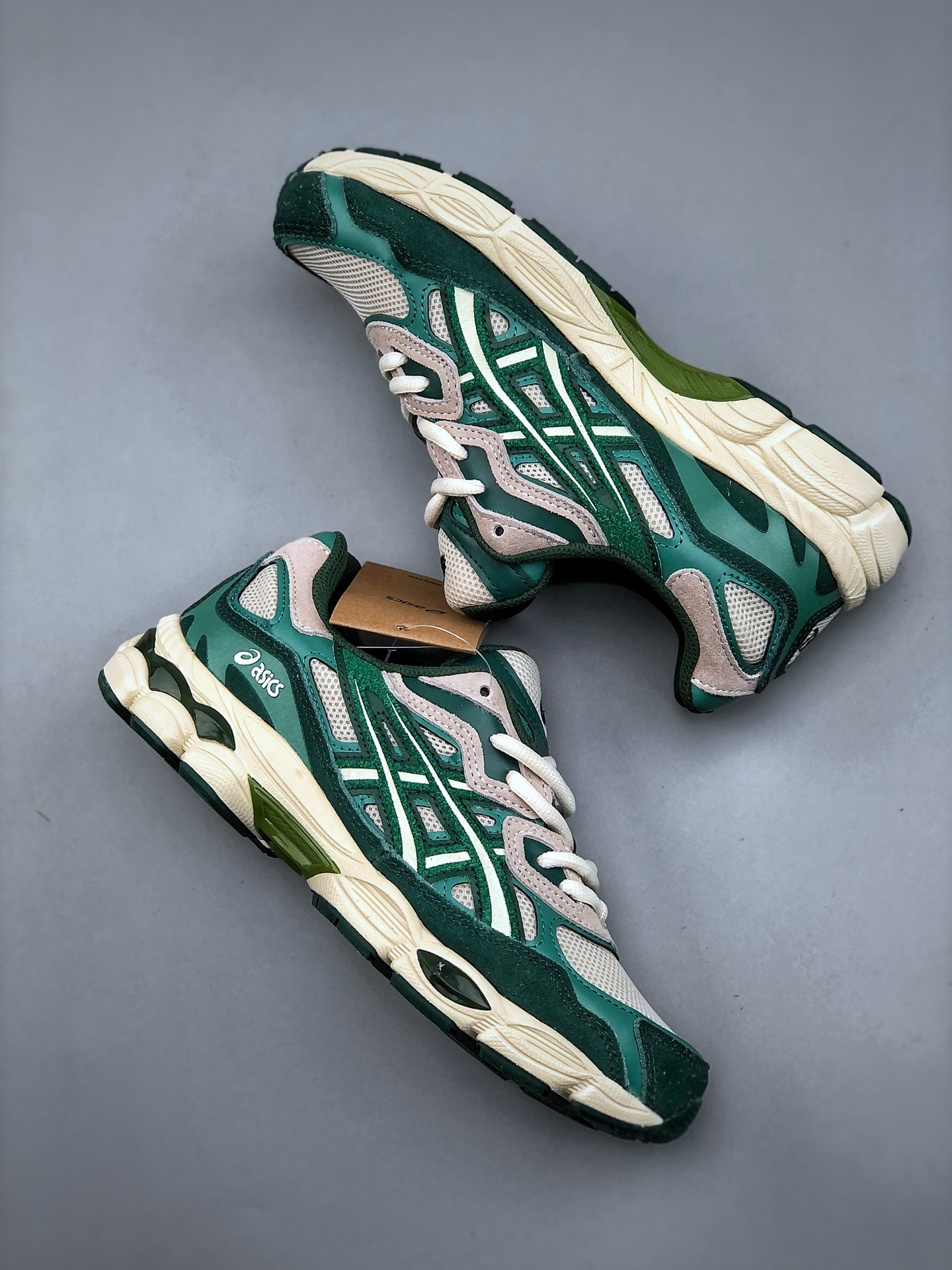 💰220

Asics Gel-NYC  亚瑟士运动休闲透气专业跑鞋 鞋面采用反绒皮与网布拼接 透气舒适兼具休闲时尚 结合简明的配色 展现品牌的传承及引领复古流行的主题 虎爪造型的LOGO 鞋身稳定包裹系统 支撑鞋身 经典宽大鞋型配备防偏移设计提升包裹性 穿着舒适鞋面透气孔设计 提供透气性货号: 1203A687-020 尺码：36 37 37.5 38 39 39.5 40 40.5 41.5 42 42.5 43.5 44 45