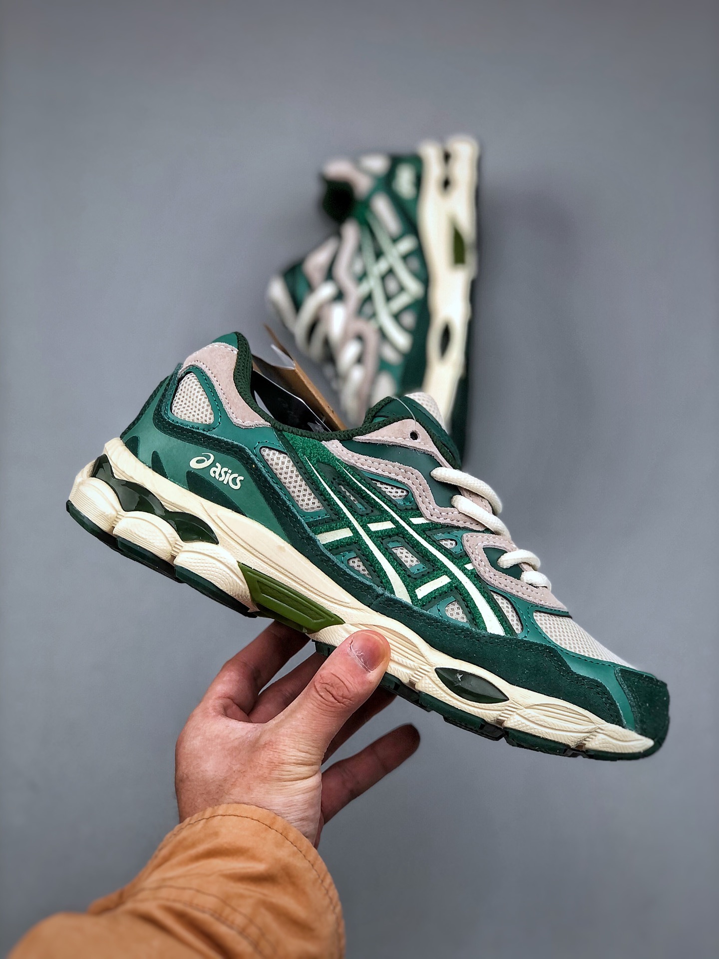💰220

Asics Gel-NYC  亚瑟士运动休闲透气专业跑鞋 鞋面采用反绒皮与网布拼接 透气舒适兼具休闲时尚 结合简明的配色 展现品牌的传承及引领复古流行的主题 虎爪造型的LOGO 鞋身稳定包裹系统 支撑鞋身 经典宽大鞋型配备防偏移设计提升包裹性 穿着舒适鞋面透气孔设计 提供透气性货号: 1203A687-020 尺码：36 37 37.5 38 39 39.5 40 40.5 41.5 42 42.5 43.5 44 45