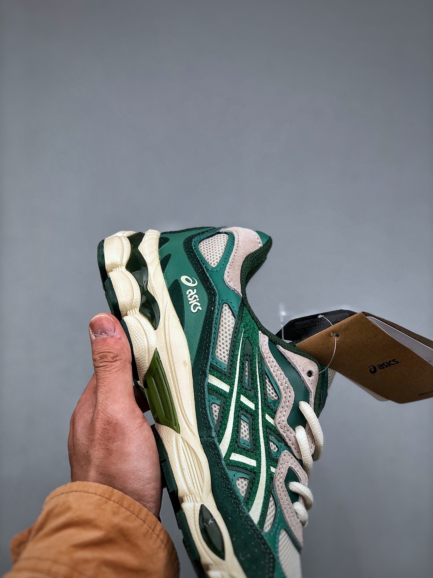 💰220

Asics Gel-NYC  亚瑟士运动休闲透气专业跑鞋 鞋面采用反绒皮与网布拼接 透气舒适兼具休闲时尚 结合简明的配色 展现品牌的传承及引领复古流行的主题 虎爪造型的LOGO 鞋身稳定包裹系统 支撑鞋身 经典宽大鞋型配备防偏移设计提升包裹性 穿着舒适鞋面透气孔设计 提供透气性货号: 1203A687-020 尺码：36 37 37.5 38 39 39.5 40 40.5 41.5 42 42.5 43.5 44 45
