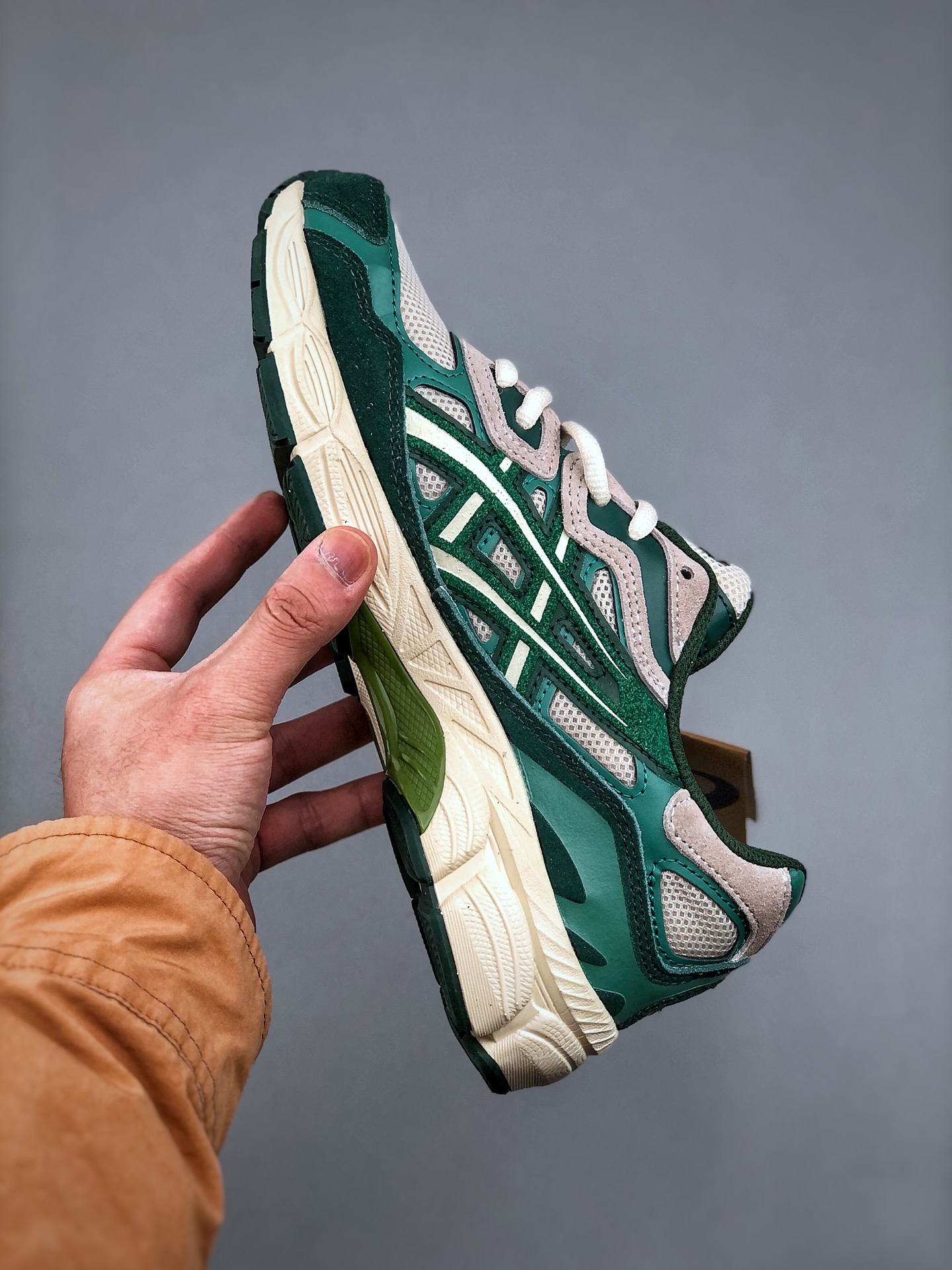 💰220

Asics Gel-NYC  亚瑟士运动休闲透气专业跑鞋 鞋面采用反绒皮与网布拼接 透气舒适兼具休闲时尚 结合简明的配色 展现品牌的传承及引领复古流行的主题 虎爪造型的LOGO 鞋身稳定包裹系统 支撑鞋身 经典宽大鞋型配备防偏移设计提升包裹性 穿着舒适鞋面透气孔设计 提供透气性货号: 1203A687-020 尺码：36 37 37.5 38 39 39.5 40 40.5 41.5 42 42.5 43.5 44 45