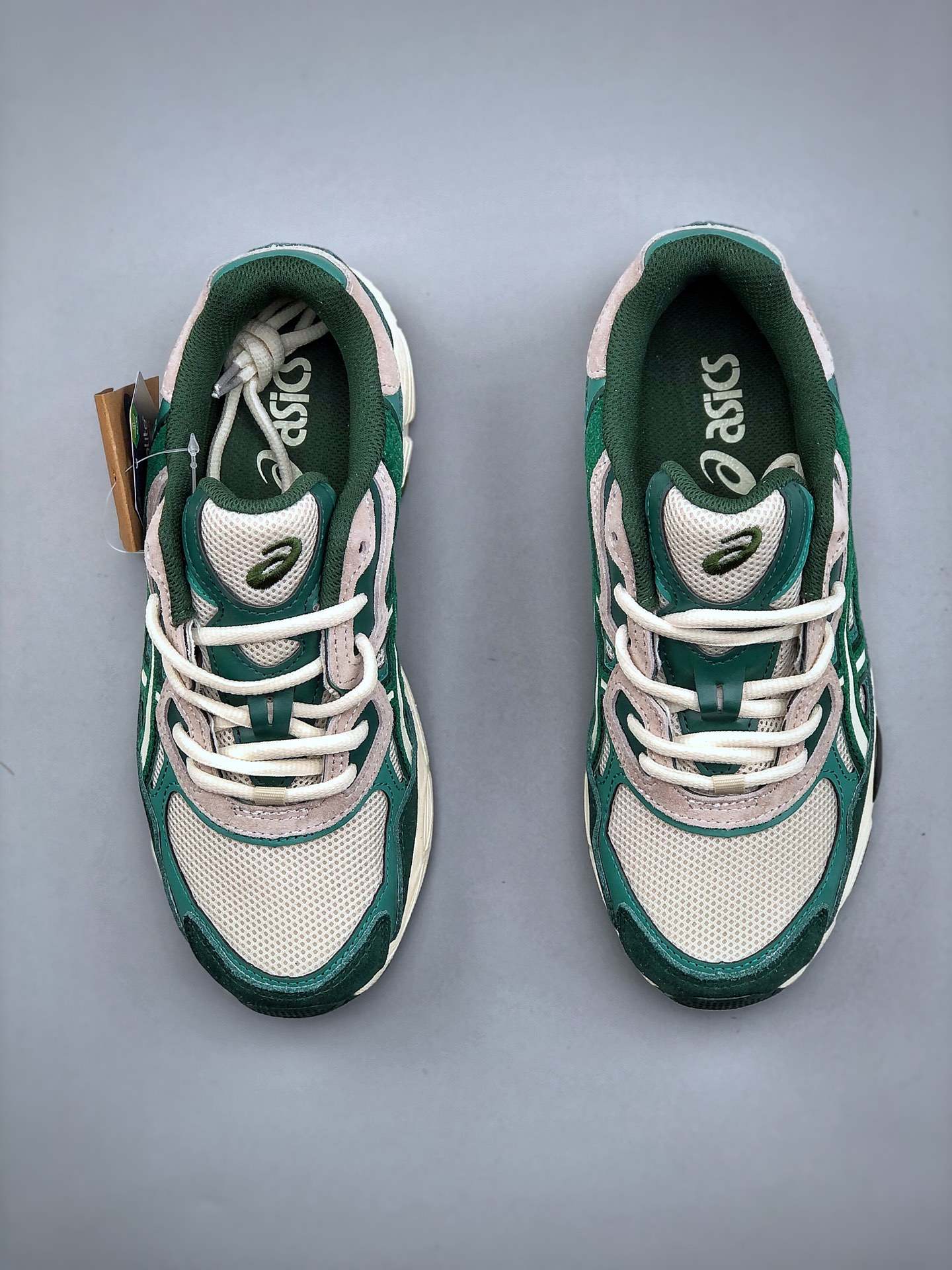💰220

Asics Gel-NYC  亚瑟士运动休闲透气专业跑鞋 鞋面采用反绒皮与网布拼接 透气舒适兼具休闲时尚 结合简明的配色 展现品牌的传承及引领复古流行的主题 虎爪造型的LOGO 鞋身稳定包裹系统 支撑鞋身 经典宽大鞋型配备防偏移设计提升包裹性 穿着舒适鞋面透气孔设计 提供透气性货号: 1203A687-020 尺码：36 37 37.5 38 39 39.5 40 40.5 41.5 42 42.5 43.5 44 45