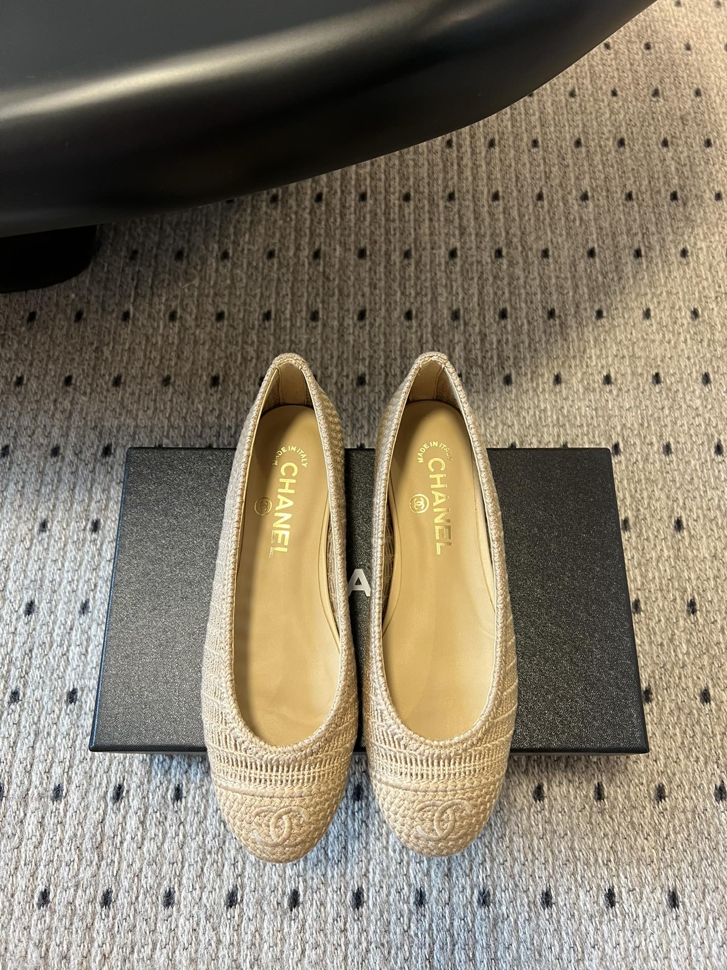 NO:256902,Purchase level chane* Xiaoxiang C home 25p woven single shoes A pair of Rafia woven ballet shoes with closed eyes is out of stock when it is launched. The shoe shape is simple, classic and practical. Various styles can be used as the finishing touch. The moment you see the real thing, the babies will know how excellent it is. A thousand-year-old classic style, a flat-soled single shoes that are popular every year. Celebrities can be photographed everywhere on the foot. Simple color matching, delicate small round toe, an absolute versatile tool. Original customization of fabrics. Floor-padded sheepskin. Original craftsmanship. Italian leather sole. Size 35-40 (34, 41 42. No return or exchange). Ballet shoes. Mary Jane, chanel, chanel, mary jane, espadrilles, sheepskin.19860909代购级别 chane* 小香C家 25p 编织单鞋 一双闭眼入的拉菲草编芭蕾舞鞋 上市就断货 鞋型简单经典实穿 各种风格搭配都能起到点睛之笔 看到实物的那一刻 宝宝们就知道它有多优秀了 万年经典款,年年都火爆的平底小单鞋 明星网红上脚街拍随处可见,简约的拼色搭配,秀气的小圆头,绝对的百搭利器 面料原版定制编制 垫脚羊皮 大底原版工艺意大利真皮底 码数35-40（34、41 42定订不退换),芭蕾舞鞋玛丽珍,chanel,chanel,mary jane,espadrilles,sheepskin,Women's Shoes