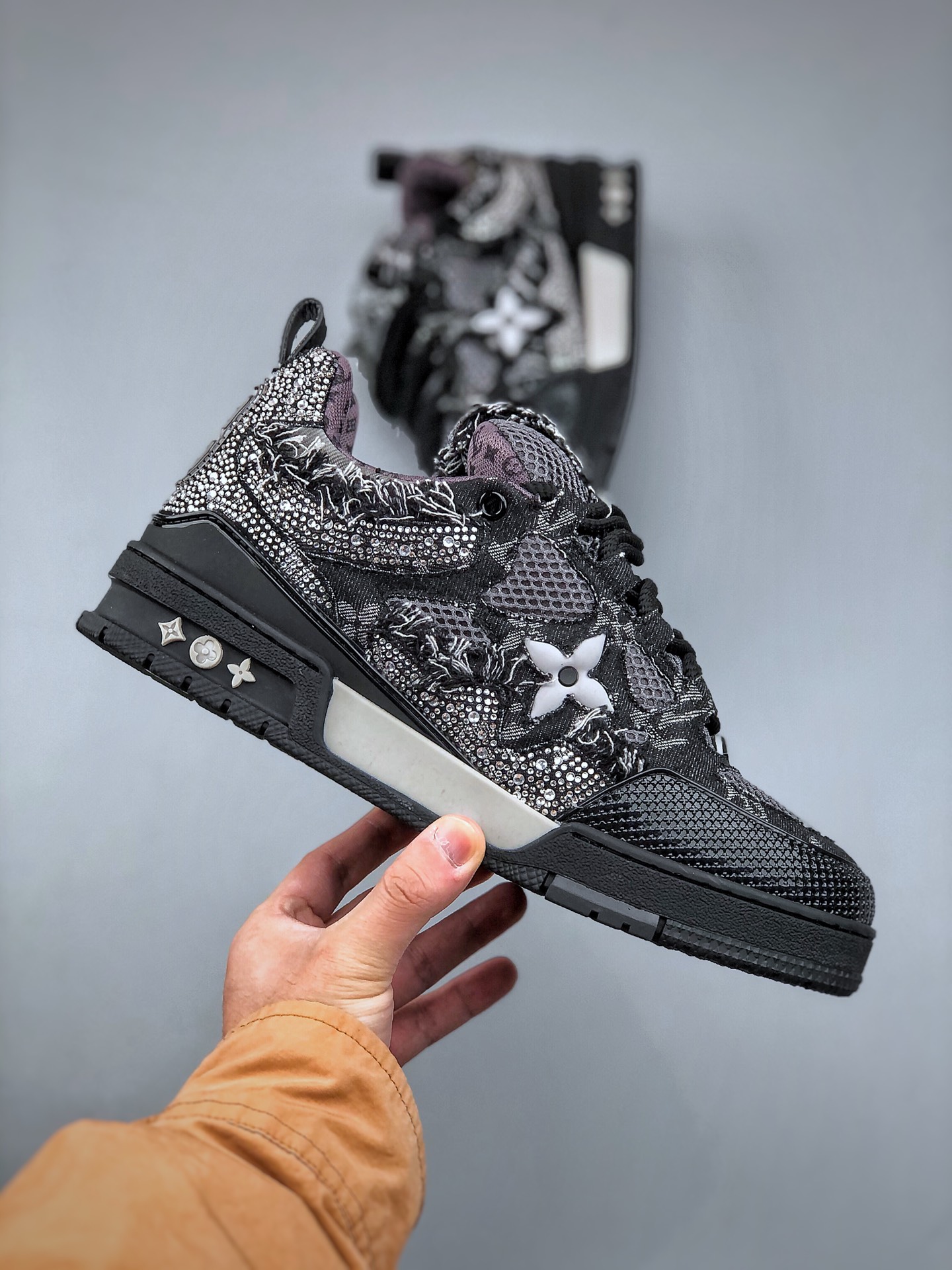 420   LV-路易-威登trainer 2025走秀最新款侧边饰有品牌LOGO标志