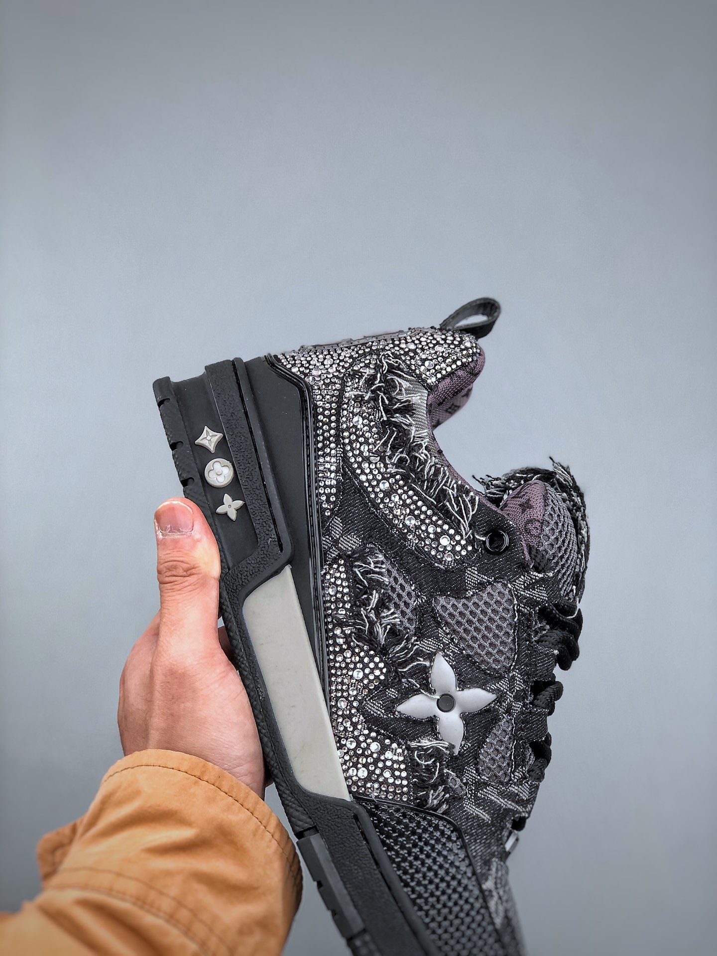 420   LV-路易-威登trainer 2025走秀最新款侧边饰有品牌LOGO标志