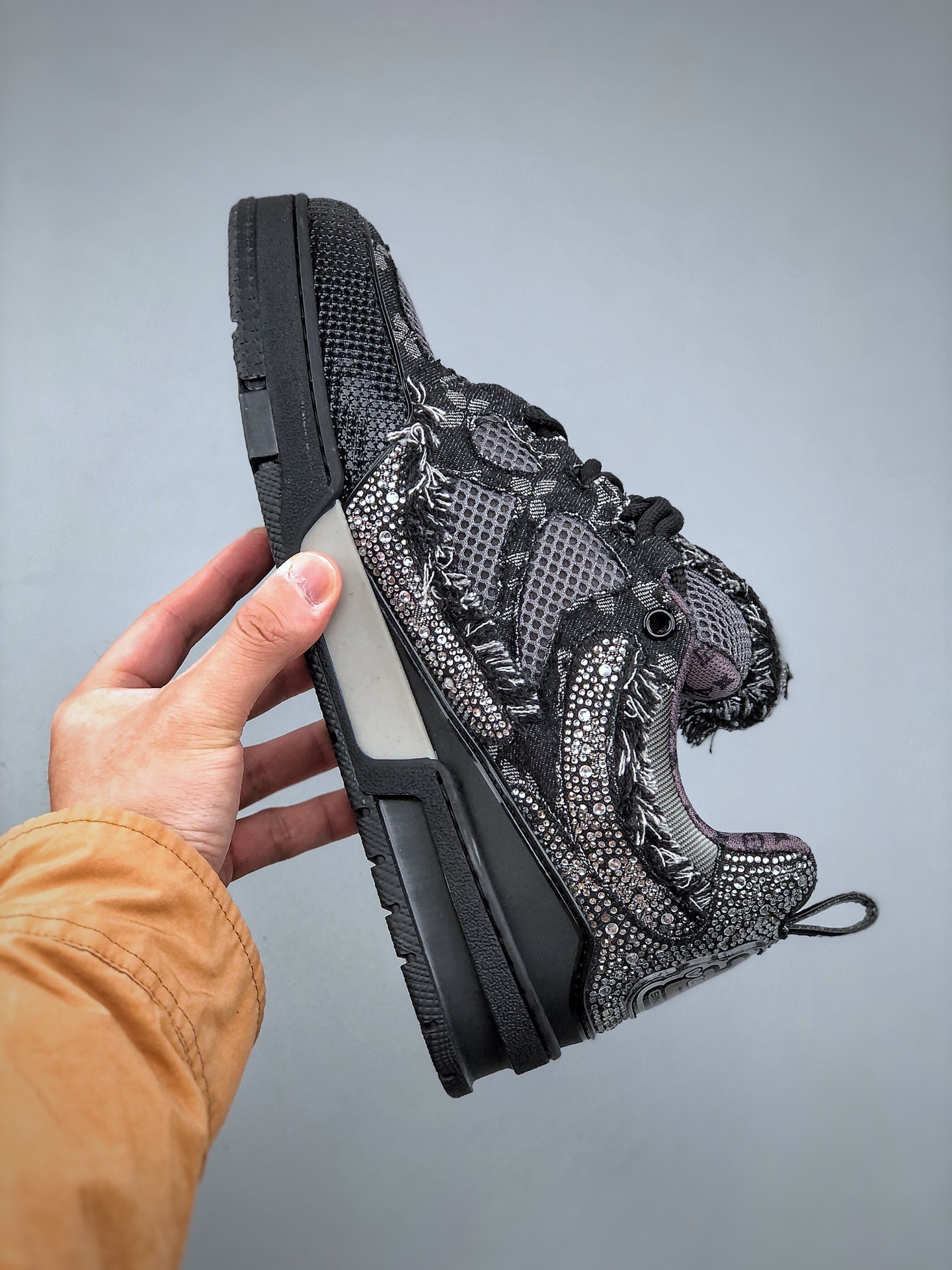 420   LV-路易-威登trainer 2025走秀最新款侧边饰有品牌LOGO标志