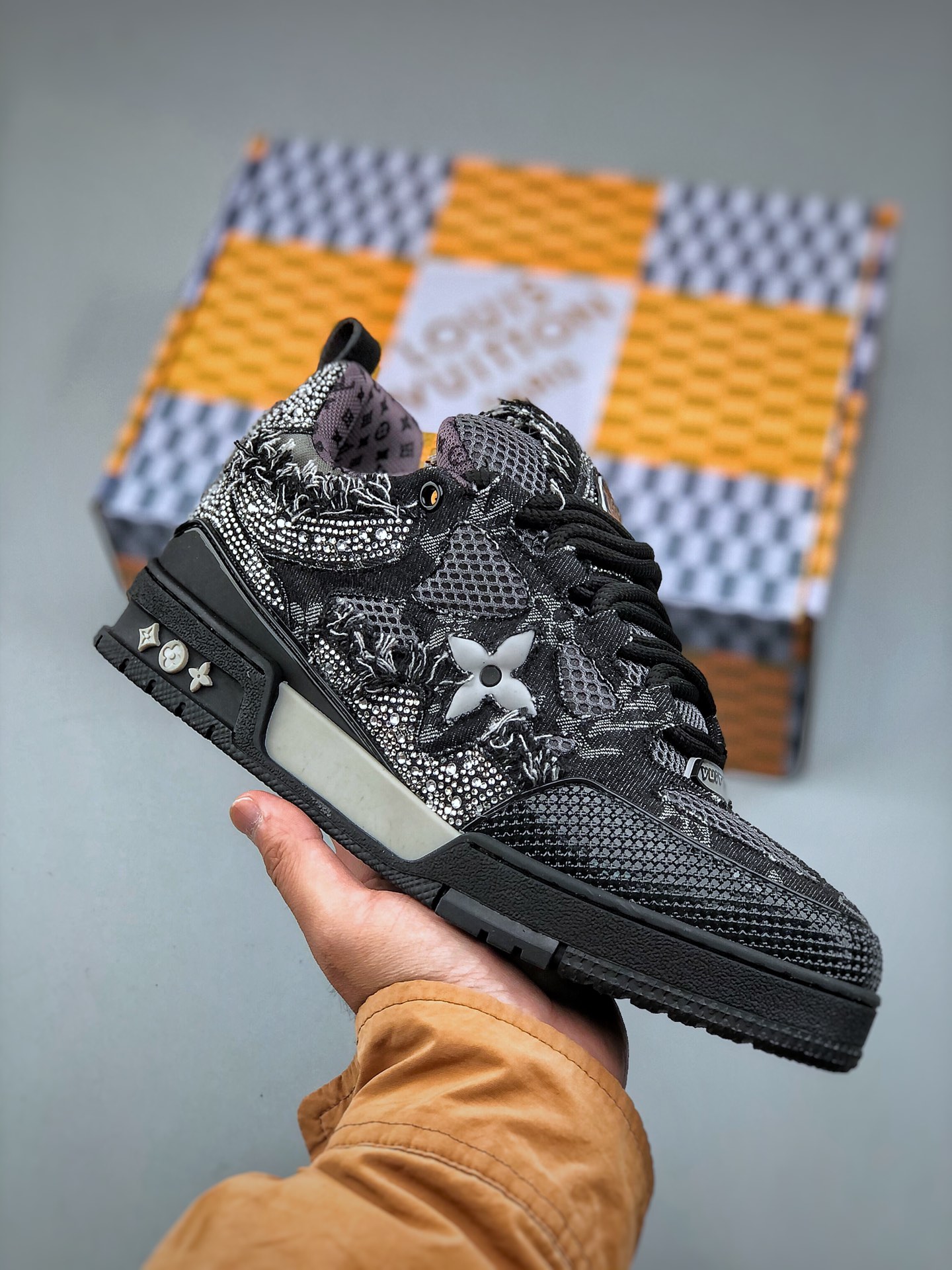 420   LV-路易-威登trainer 2025走秀最新款侧边饰有品牌LOGO标志