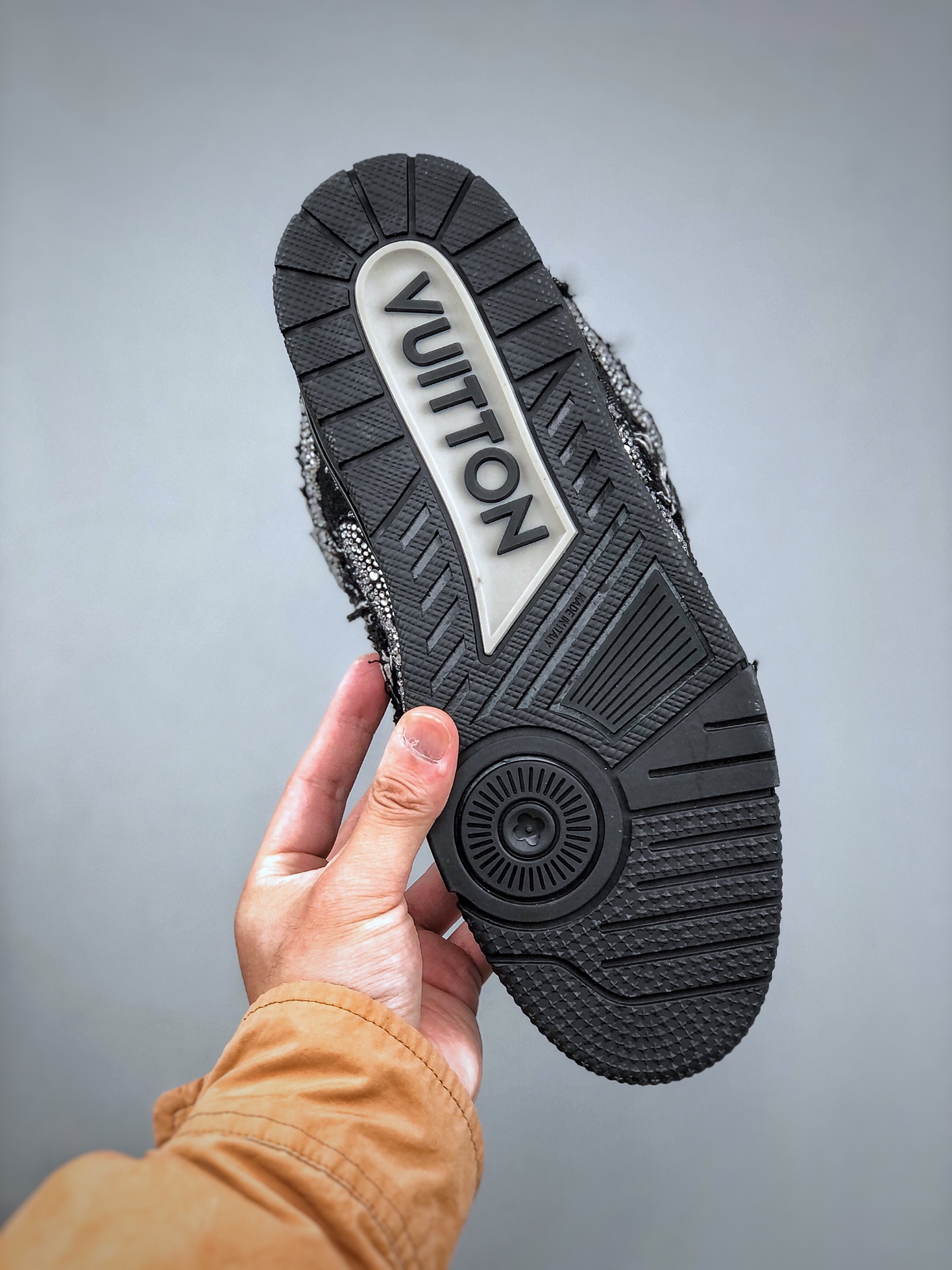 420   LV-路易-威登trainer 2025走秀最新款侧边饰有品牌LOGO标志