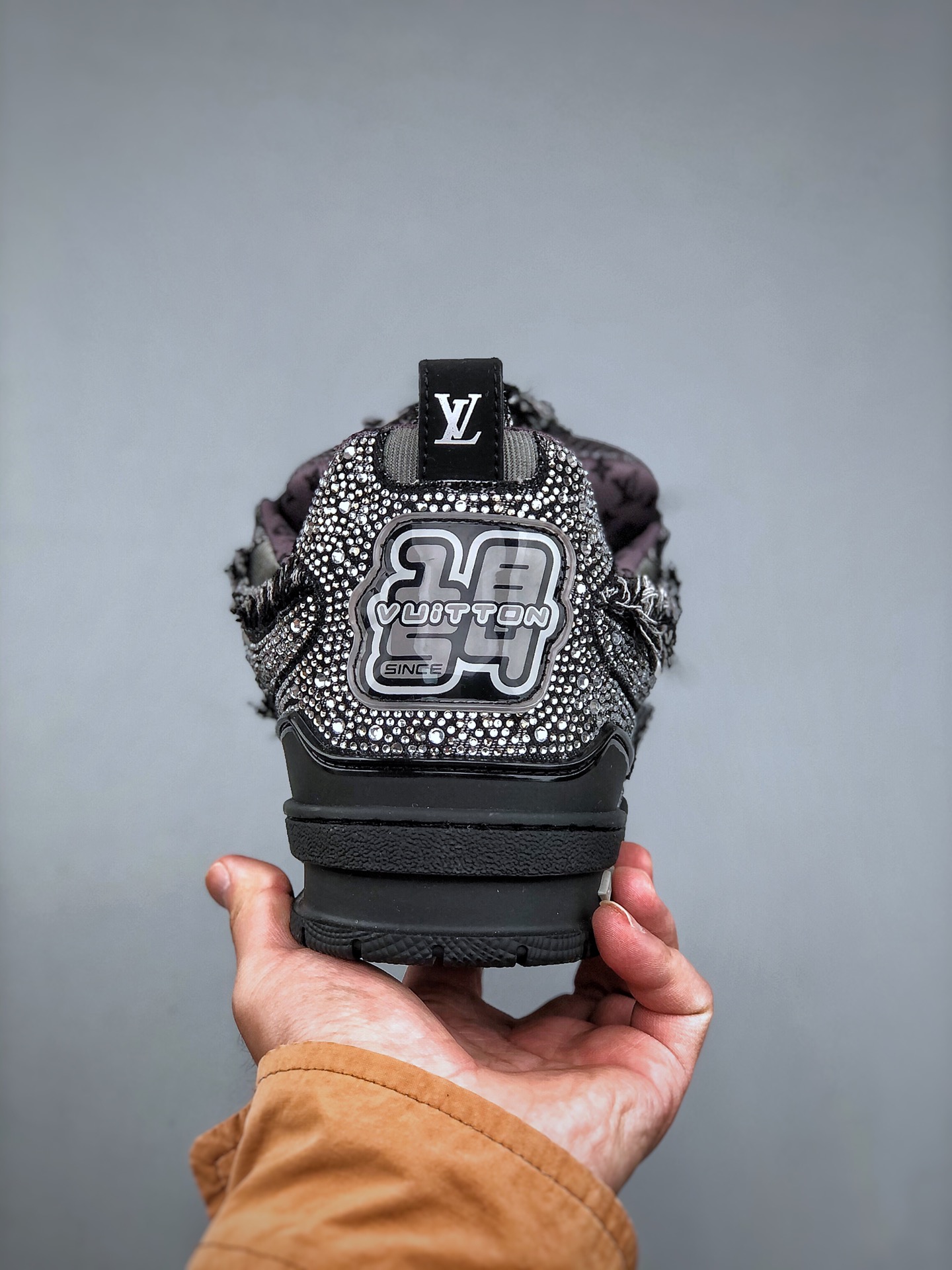 420   LV-路易-威登trainer 2025走秀最新款侧边饰有品牌LOGO标志