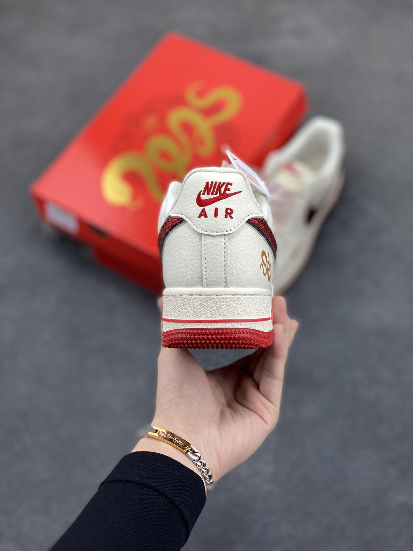 图片[4]-NIke Air Force 1 \’07 Low “蛇年”空军一号 低帮 运动鞋 休闲鞋 折边针车 工艺难度大 原楦头原纸板 原装鞋盒 定制五金配件 内置全掌气垫 原厂鞋底 货号：QY6818-601 尺码：36 36.5 37.5 38 38.5 39 40 40.5 41 42 42.5 43 44 44.5 45-选品中心