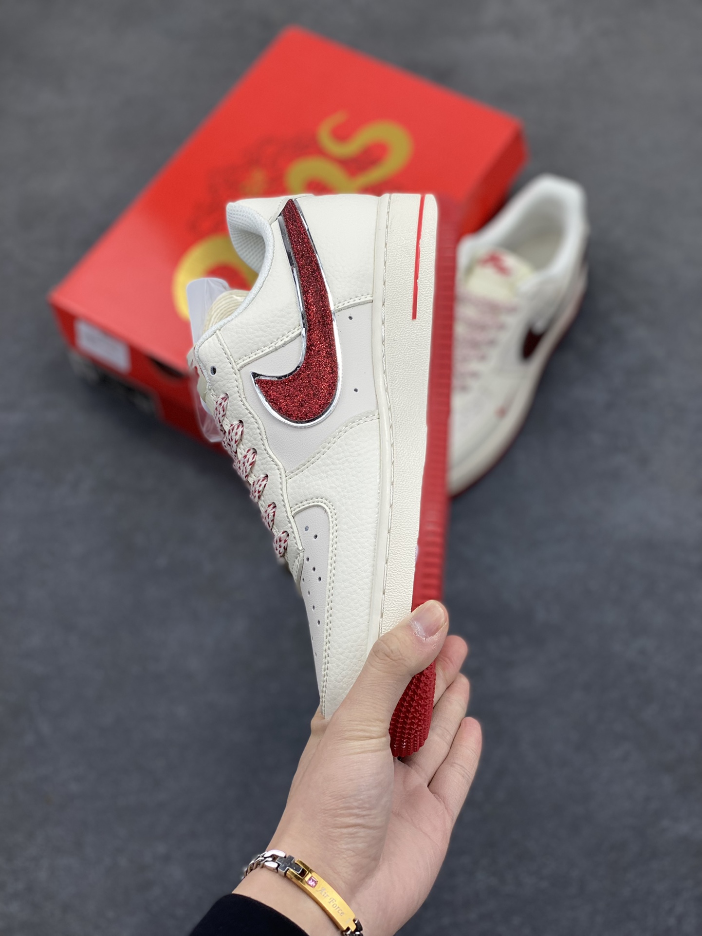 图片[3]-NIke Air Force 1 \’07 Low “蛇年”空军一号 低帮 运动鞋 休闲鞋 折边针车 工艺难度大 原楦头原纸板 原装鞋盒 定制五金配件 内置全掌气垫 原厂鞋底 货号：QY6818-601 尺码：36 36.5 37.5 38 38.5 39 40 40.5 41 42 42.5 43 44 44.5 45-选品中心