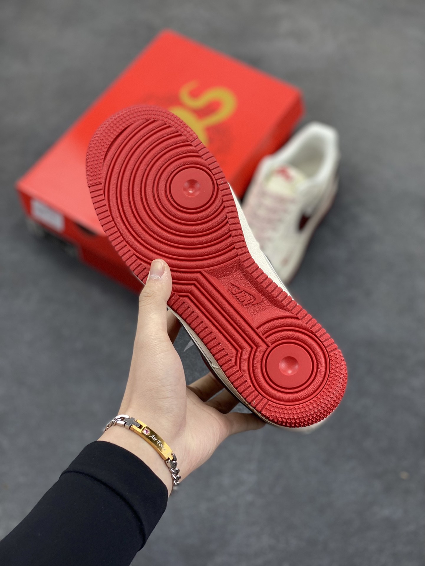 图片[5]-NIke Air Force 1 \’07 Low “蛇年”空军一号 低帮 运动鞋 休闲鞋 折边针车 工艺难度大 原楦头原纸板 原装鞋盒 定制五金配件 内置全掌气垫 原厂鞋底 货号：QY6818-601 尺码：36 36.5 37.5 38 38.5 39 40 40.5 41 42 42.5 43 44 44.5 45-选品中心